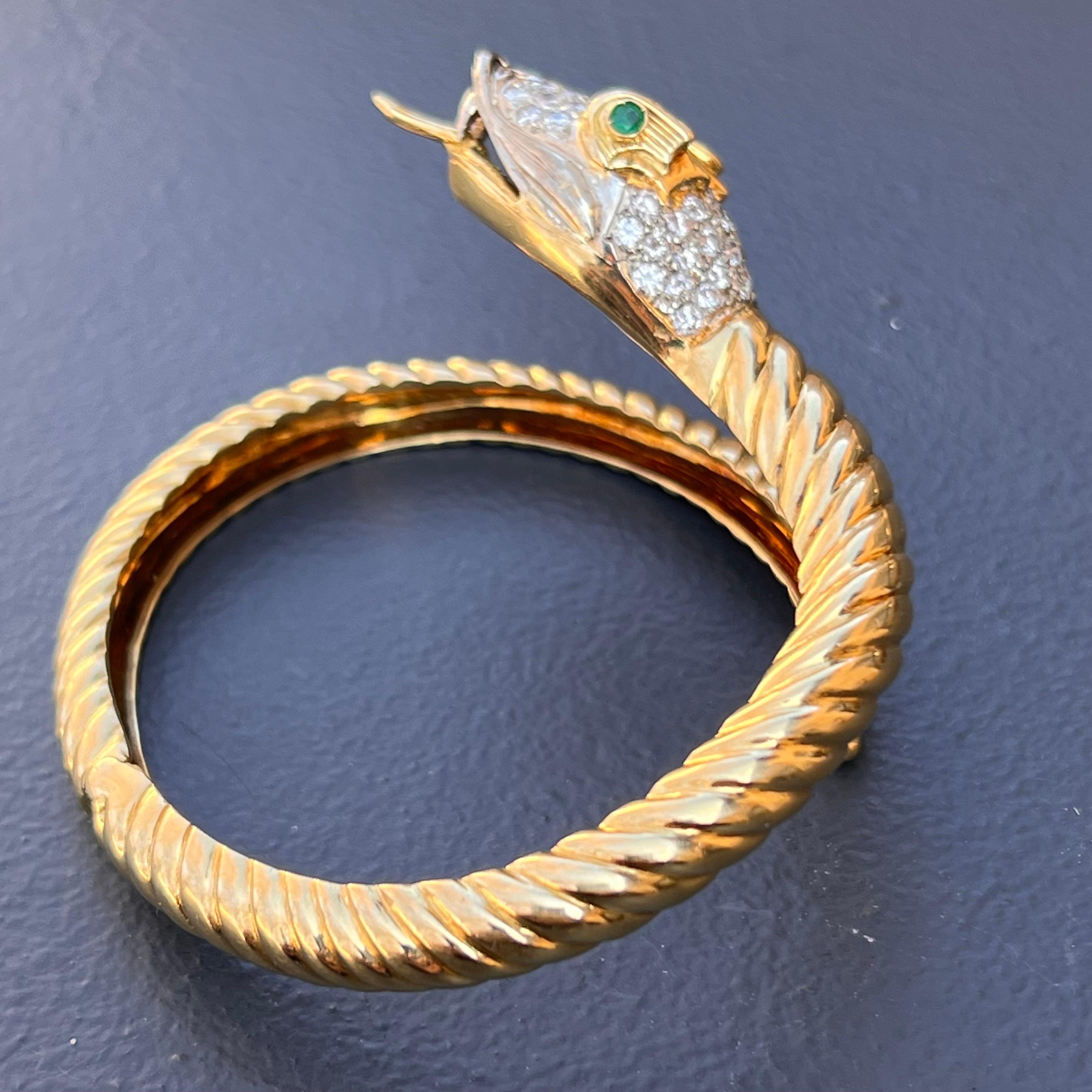 Rétro  Bracelet jonc italien à charnière serpent en or jaune 18 carats avec diamants et émeraudes en vente
