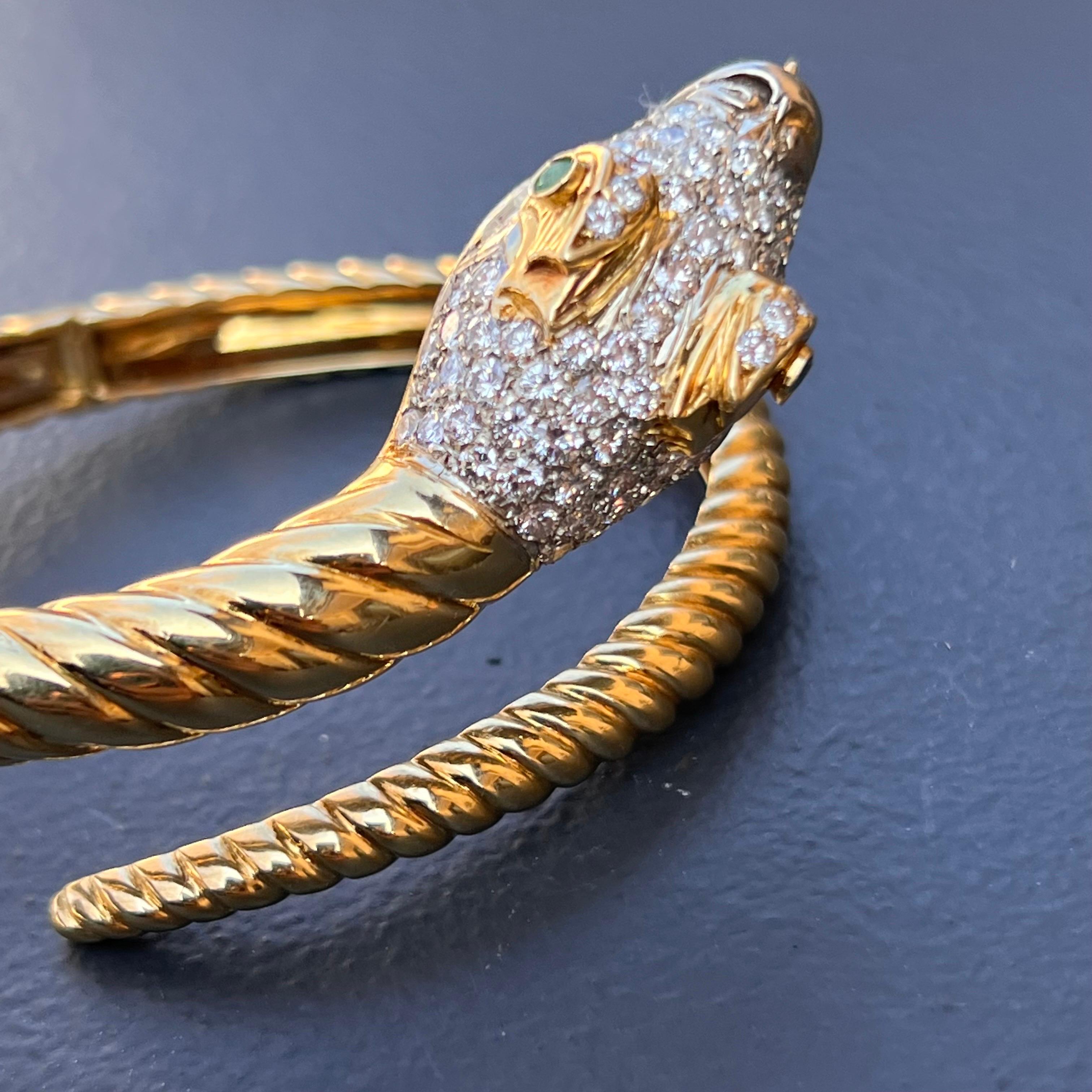 Taille ronde  Bracelet jonc italien à charnière serpent en or jaune 18 carats avec diamants et émeraudes en vente