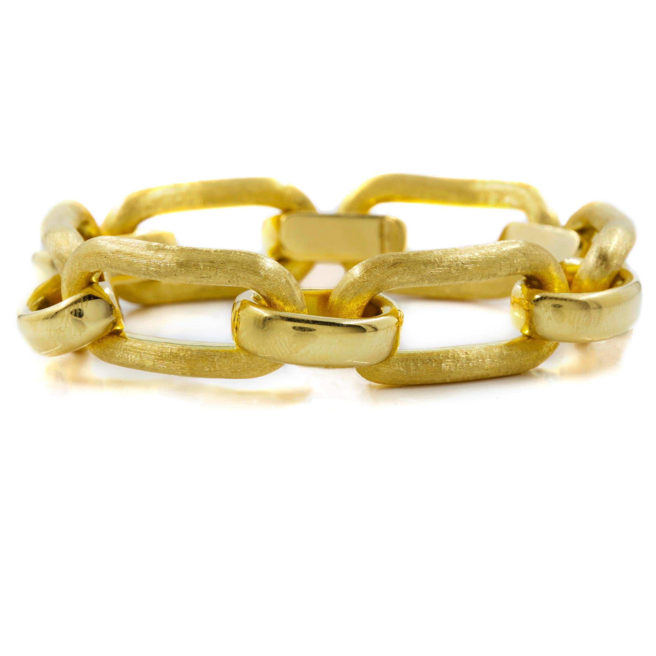 A fine open-link bracelet manufactured by H. Gold Jewelry, it features a delicate florentine finish to the longer links and a brilliant high-polish to the partial oval interlinks. The clasp is beautifully conceived and nearly invisibly joins the