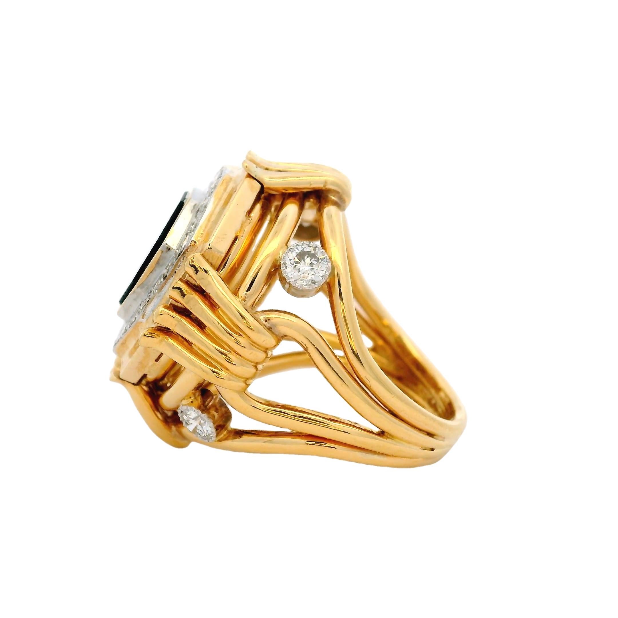 Expression spectaculaire du savoir-faire italien, cette bague vintage en or jaune 18 carats présente un centre hexagonal en onyx noir encadré d'un halo de diamants taille brillant totalisant environ 1,50 carats. La face octogonale audacieuse est