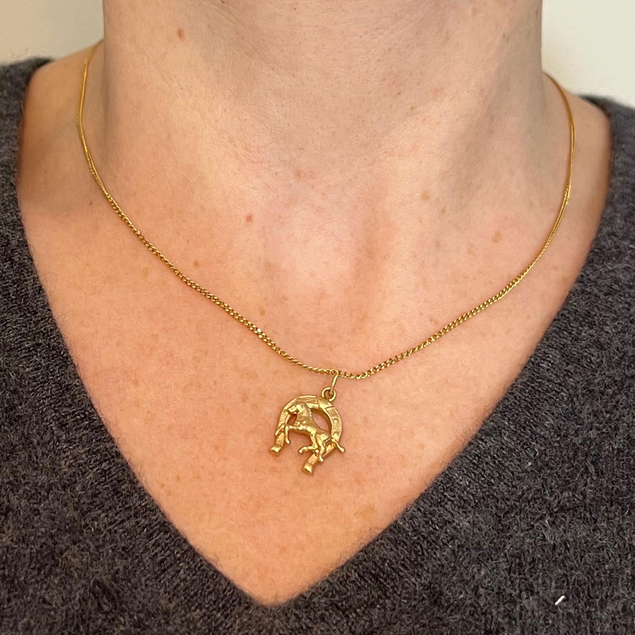 Italian 18K Yellow Gold Lucky Horseshoe Horse Charm Pendant Pour femmes en vente