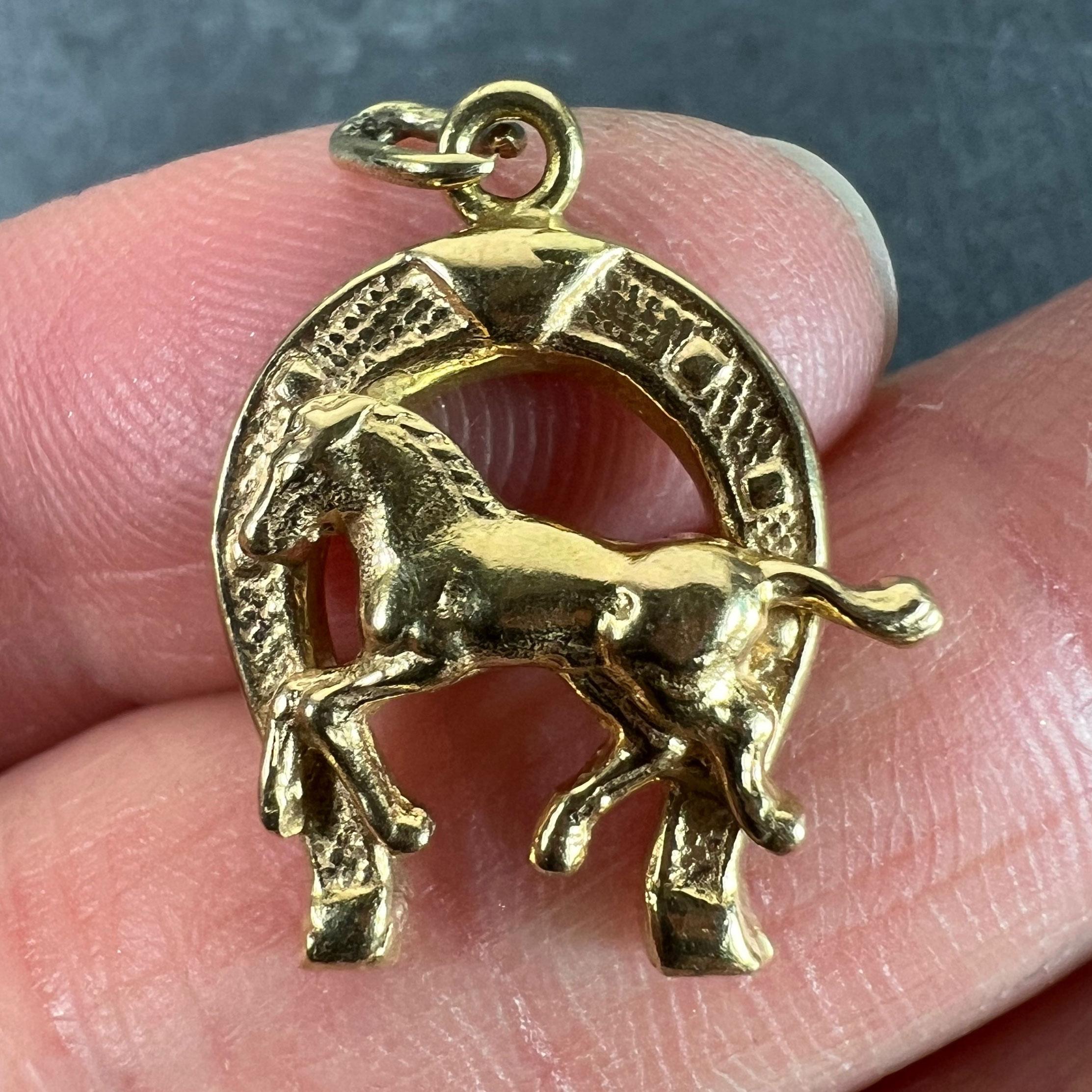 Italian 18K Yellow Gold Lucky Horseshoe Horse Charm Pendant en vente 1