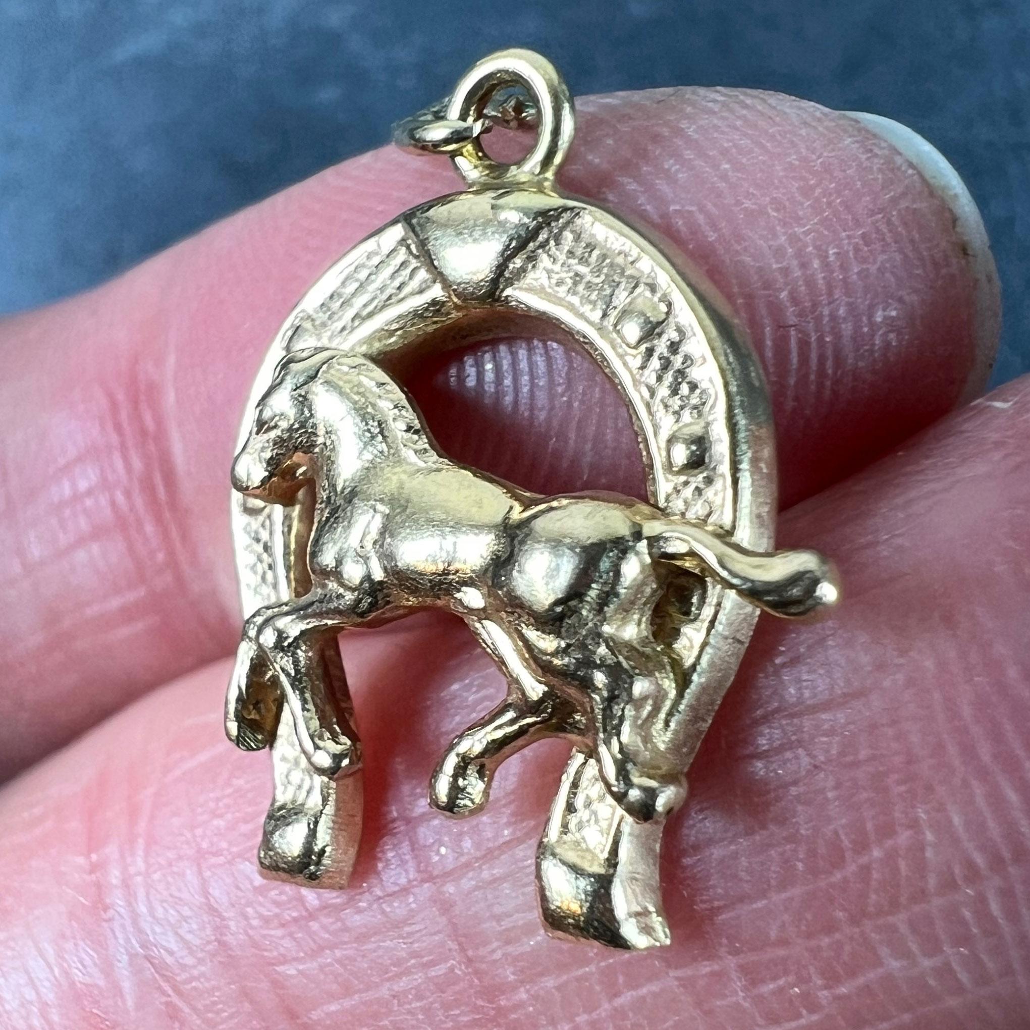 Italian 18K Yellow Gold Lucky Horseshoe Horse Charm Pendant en vente 2