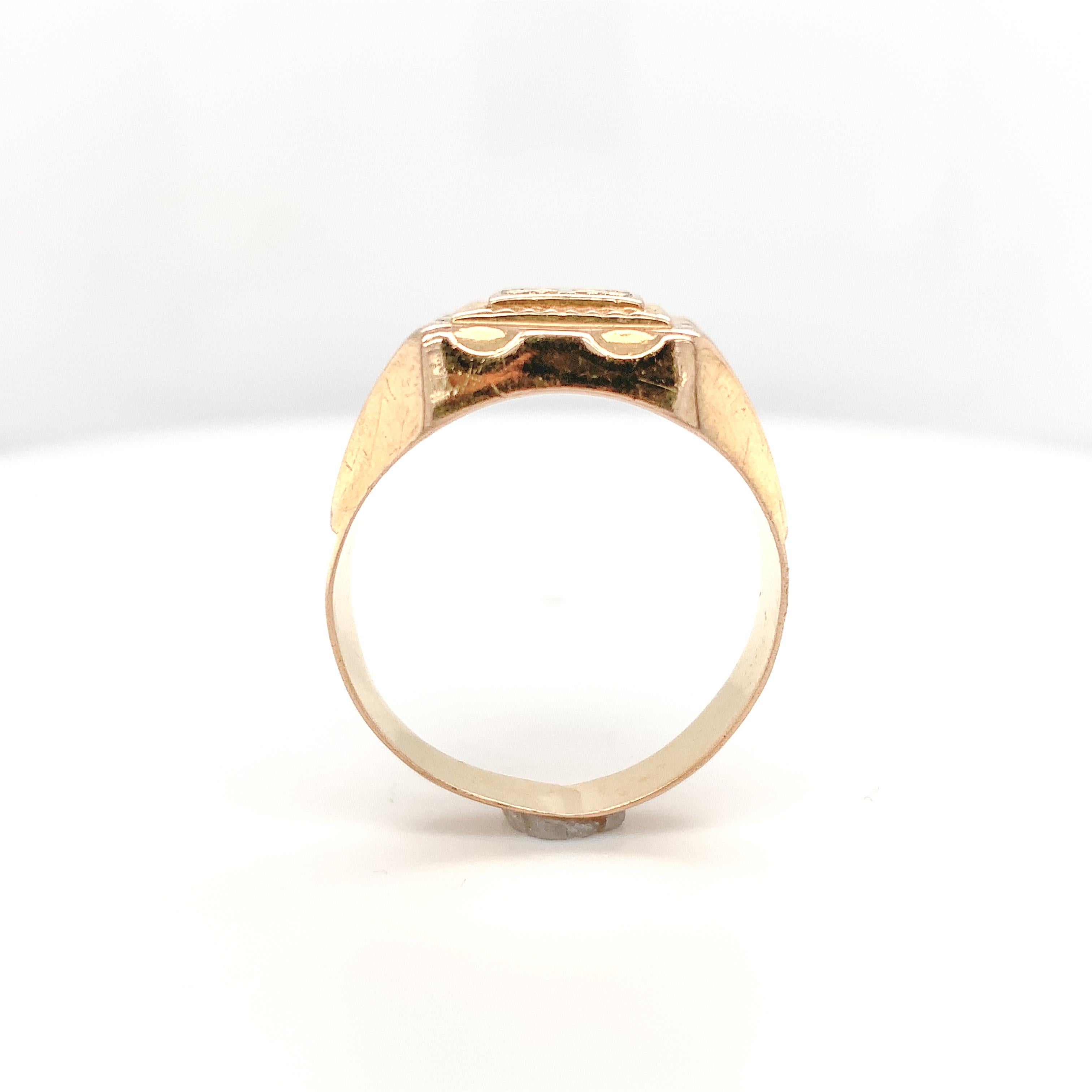 18K Yellow gold men's Italian ring with a palm tree and pair of crossed swords. It is stamped 750 and Italian hallmark star 160 AR for M. Duchi (Marcello Duchi). The ring is flat on the underside for comfort. The ring fits a size 10.75 and weighs