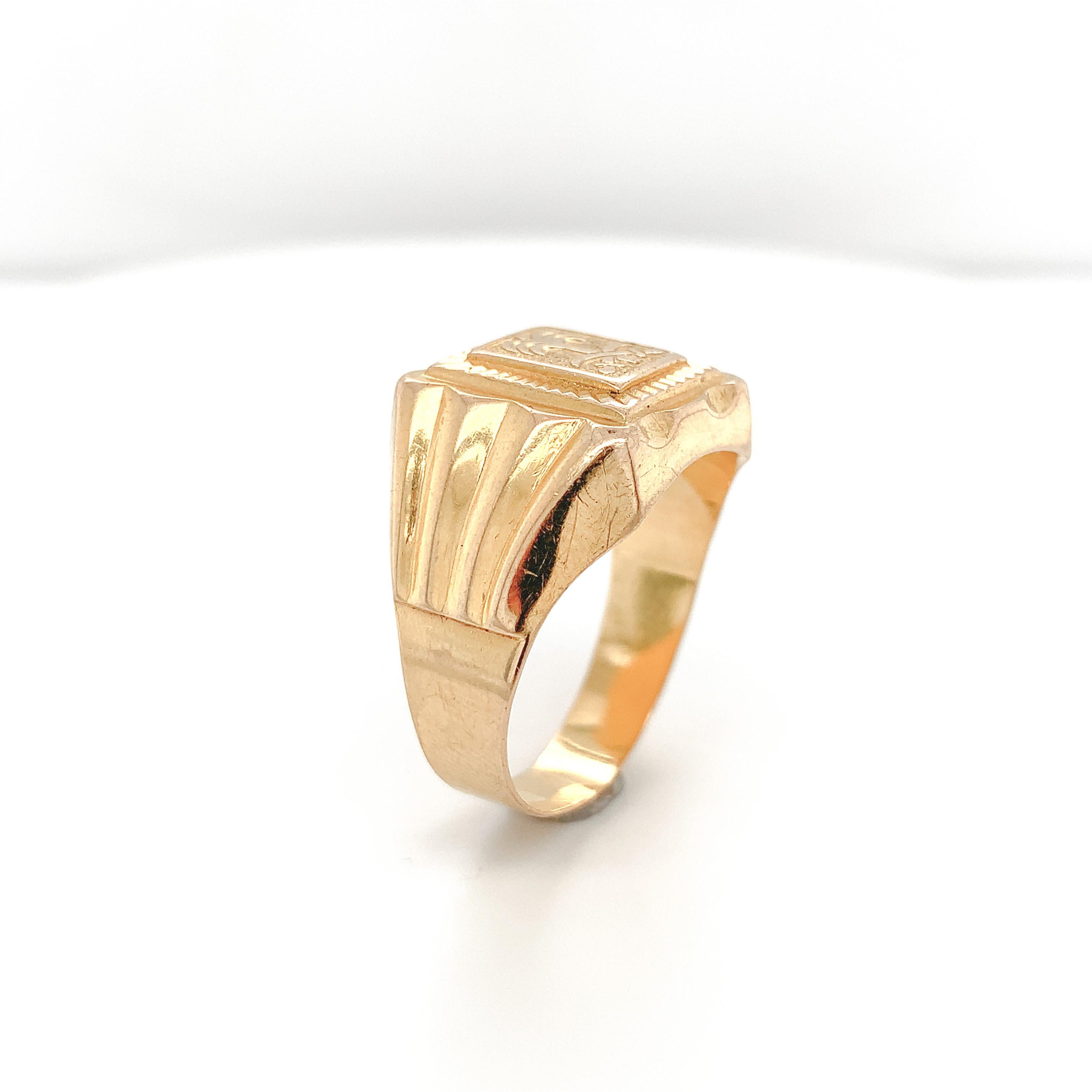 Contemporary Italian 18K Yellow Gold Men's Ring with Palm tree and Swords size 10.75