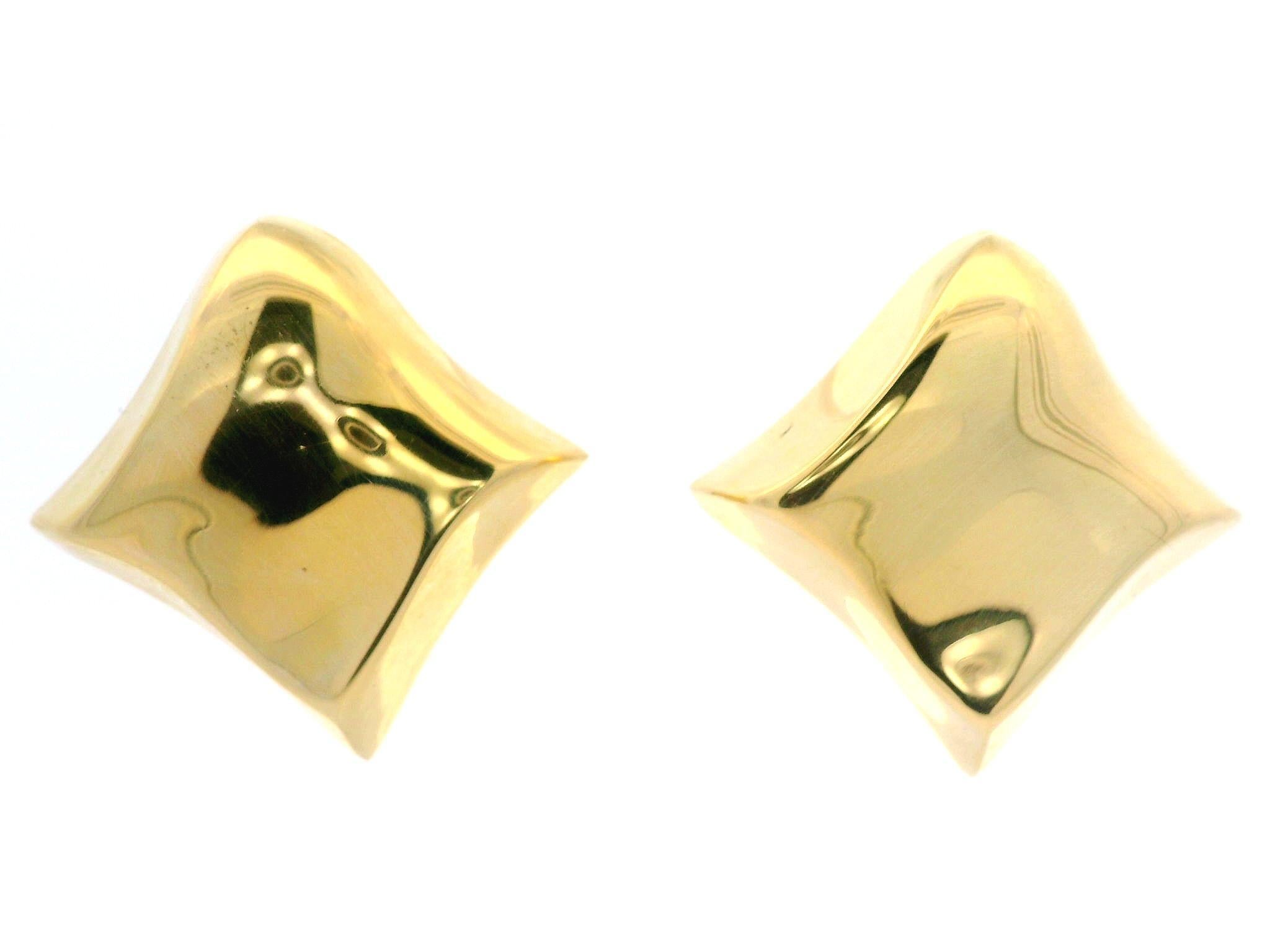 Material: Solid 18K Yellow Gold - Hollow Design
Weight: 7.3 Grams
Backing: Post Backs w/ Omega Closures (Pierced ears are required.)
Overall Width: 30.66mm (1.20