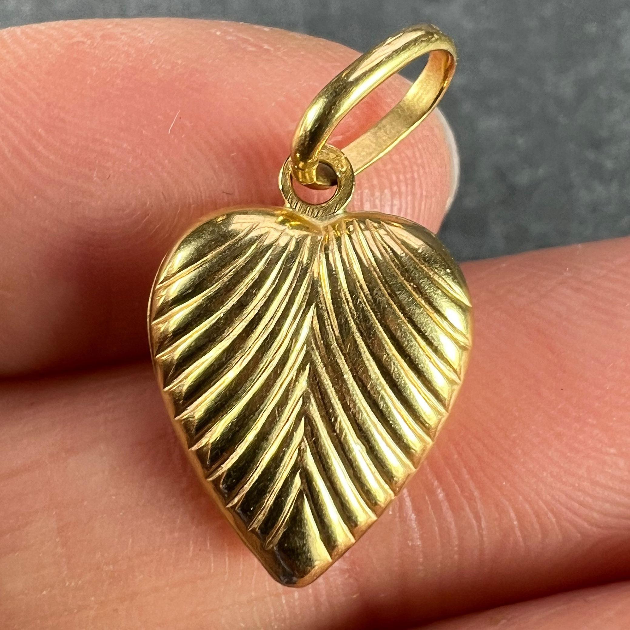 Pendentif en or jaune italien avec breloque en forme de cœur bouffant en vente 1