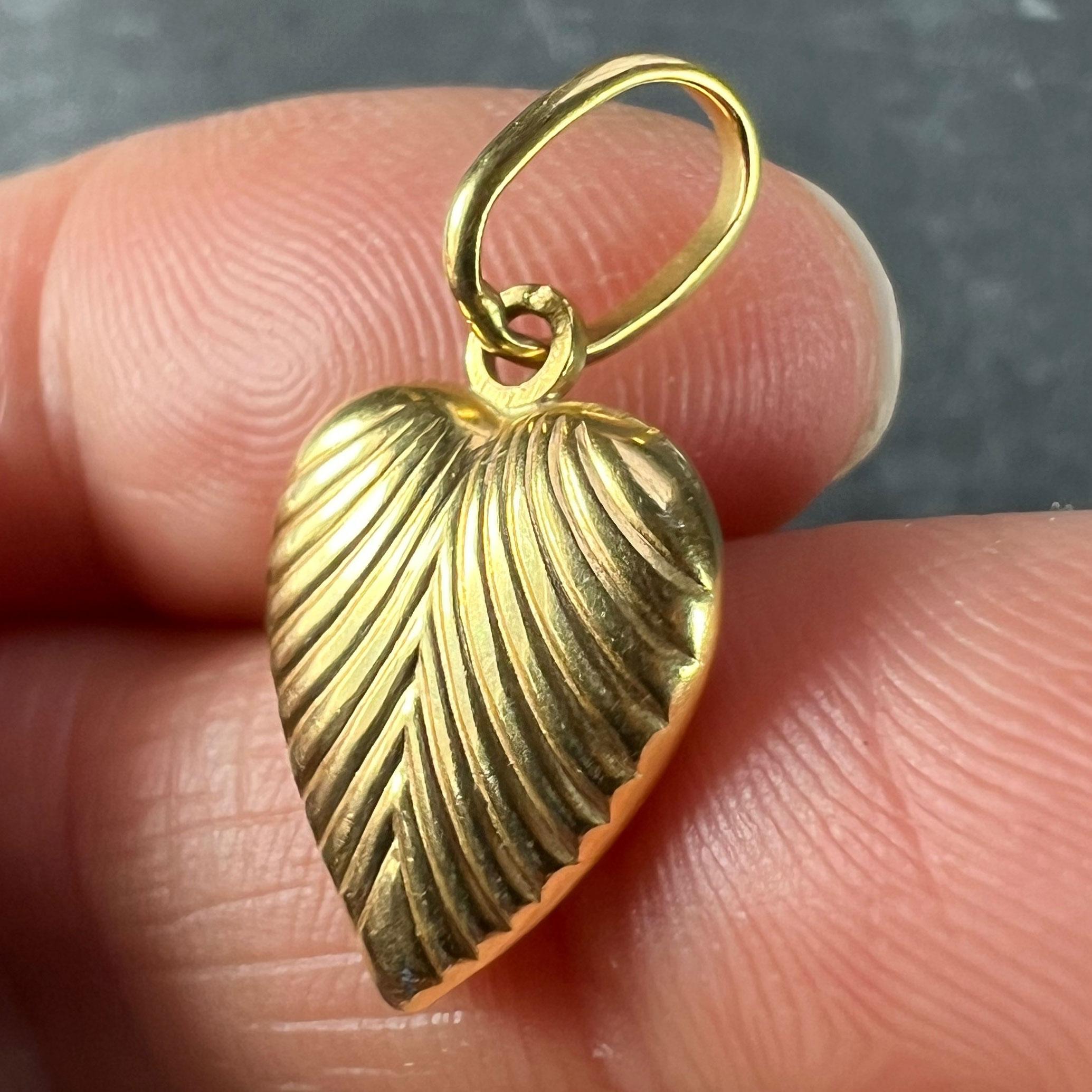Pendentif en or jaune italien avec breloque en forme de cœur bouffant en vente 2