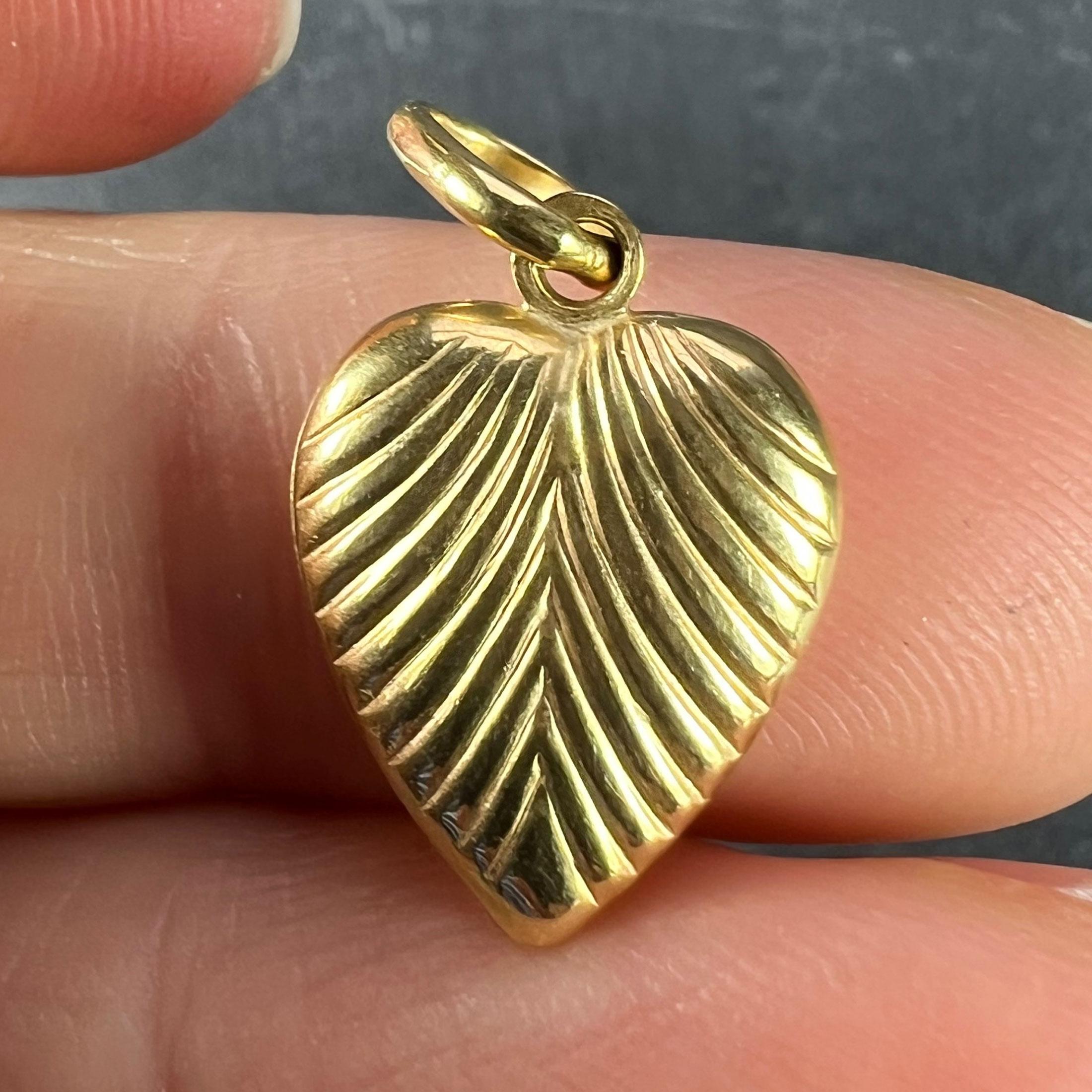 Pendentif en or jaune italien avec breloque en forme de cœur bouffant en vente 4