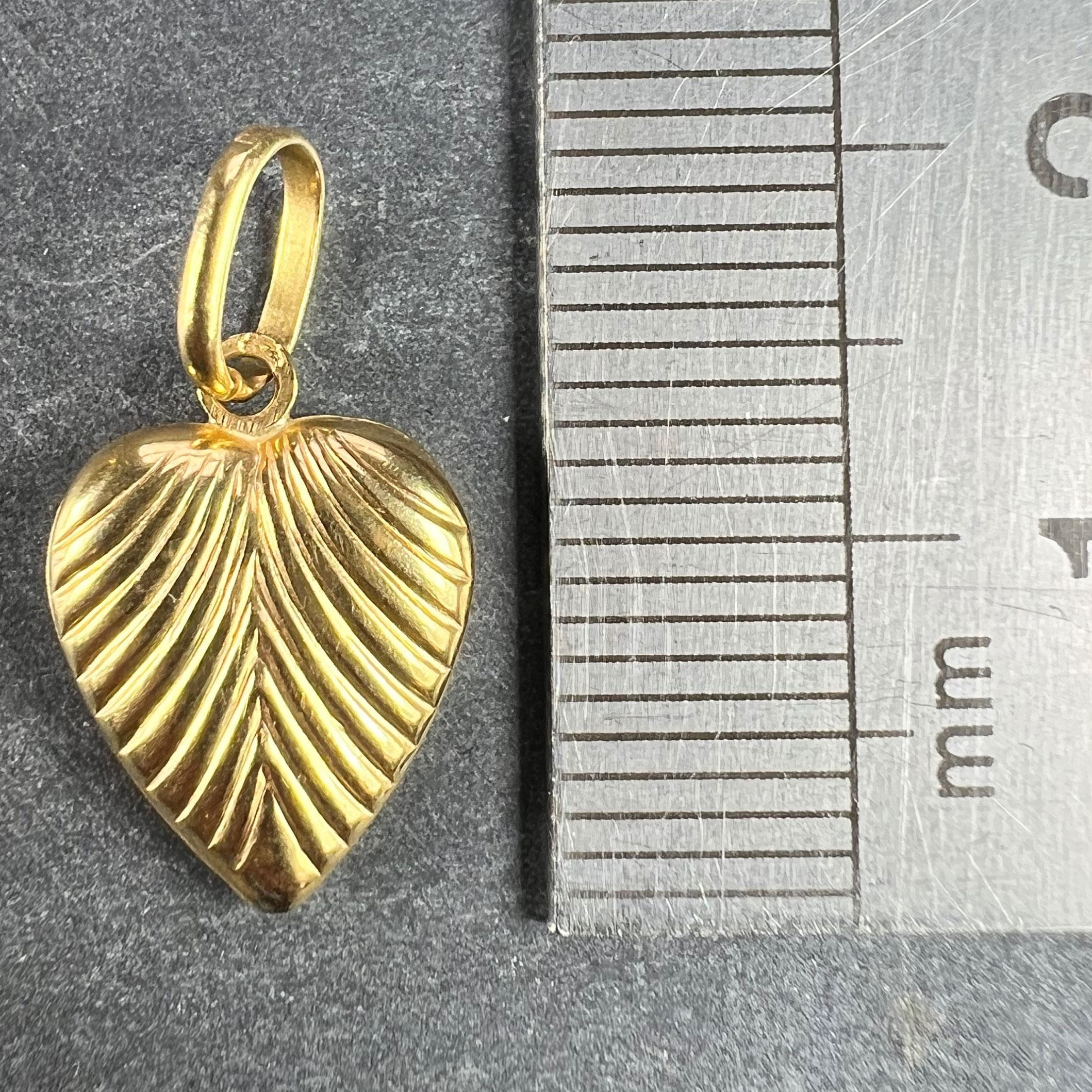 Pendentif en or jaune italien avec breloque en forme de cœur bouffant en vente 5