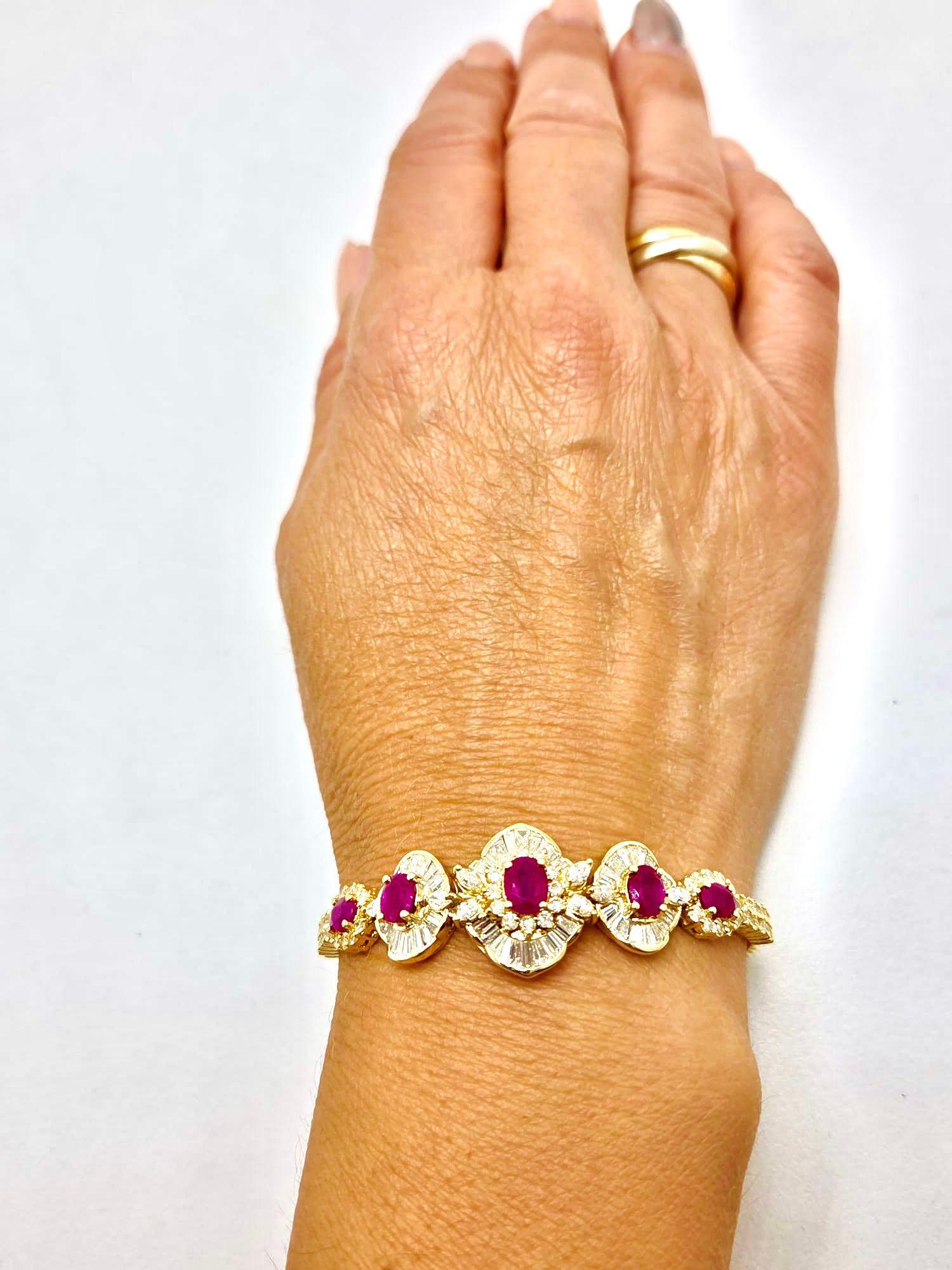 Italian 18K Yellow Gold Semi-Rigid Bracelet with 3.20 ct Rubies and Diamonds in vendita 1