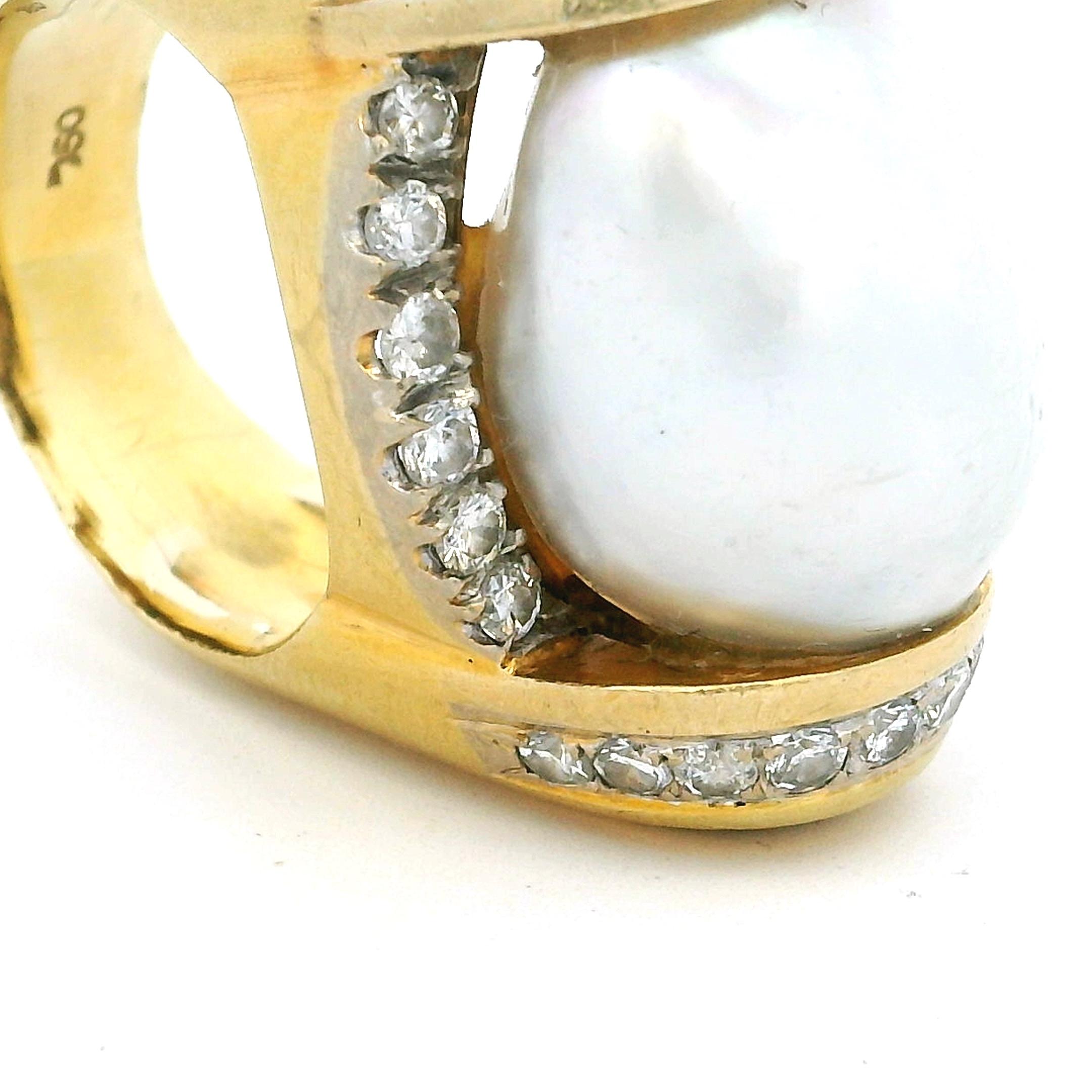 Bague italienne en or jaune 18K avec perles baroques des mers du Sud et diamants, années 1970-1980 en vente 4