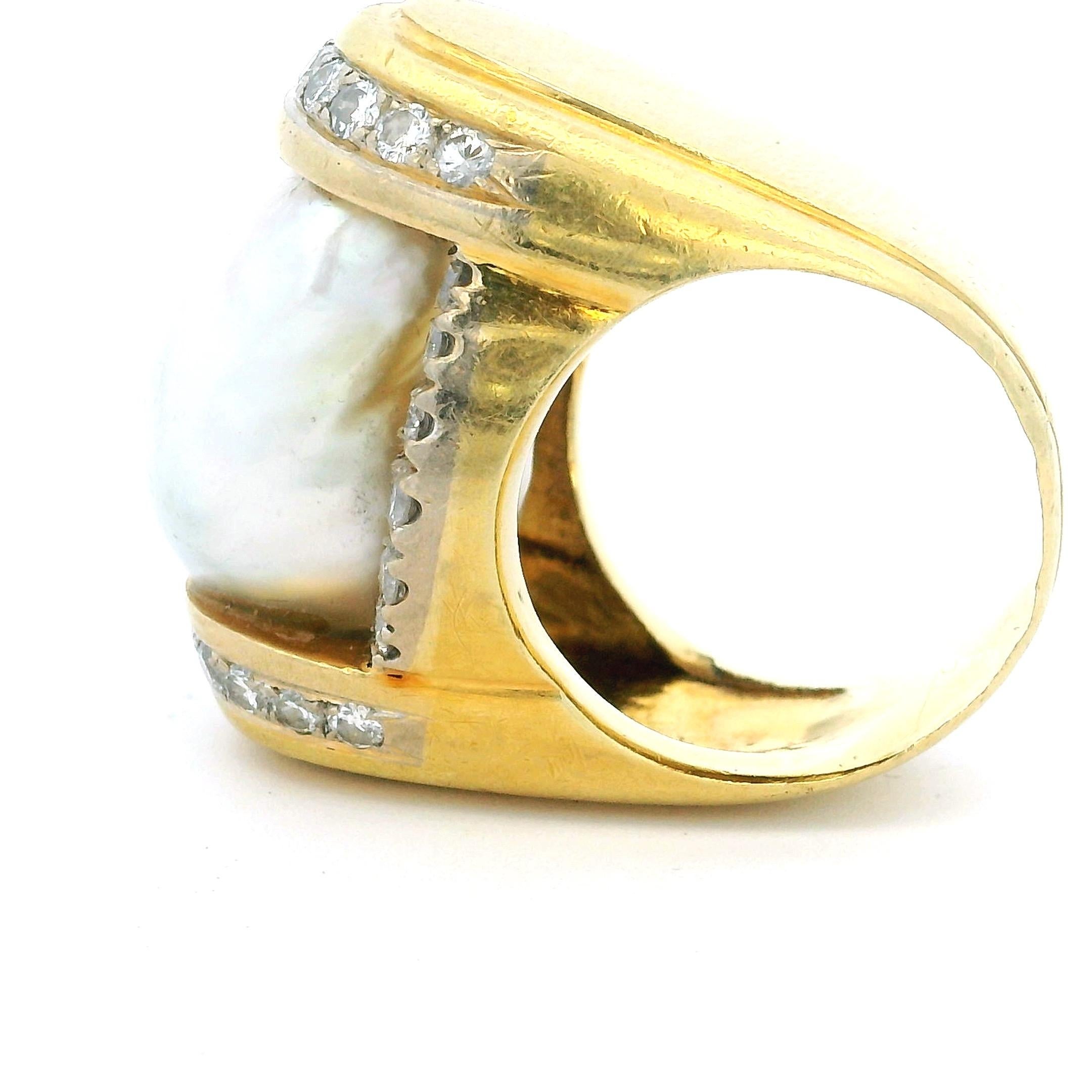 Bague italienne en or jaune 18K avec perles baroques des mers du Sud et diamants, années 1970-1980 en vente 6