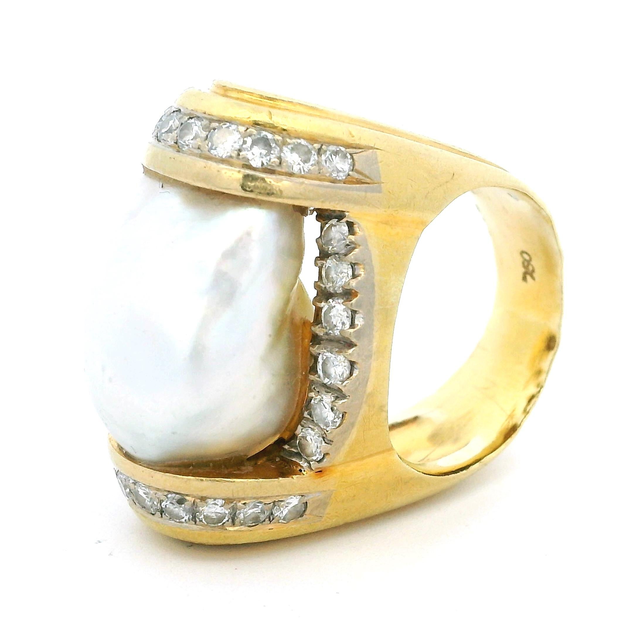 Bague italienne en or jaune 18K avec perles baroques des mers du Sud et diamants, années 1970-1980 en vente 7
