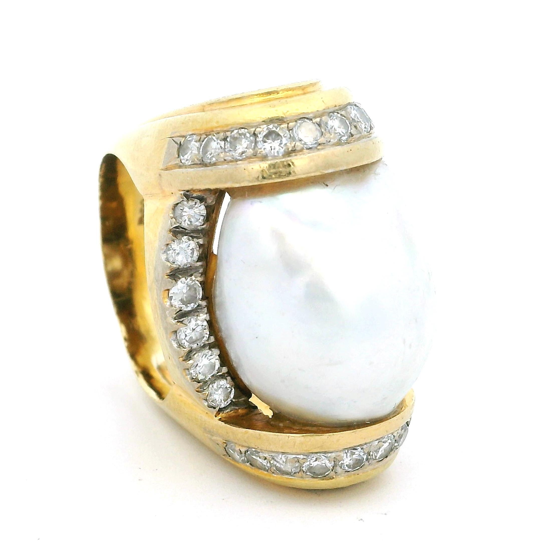 Bague italienne en or jaune 18K avec perles baroques des mers du Sud et diamants, années 1970-1980 en vente 9