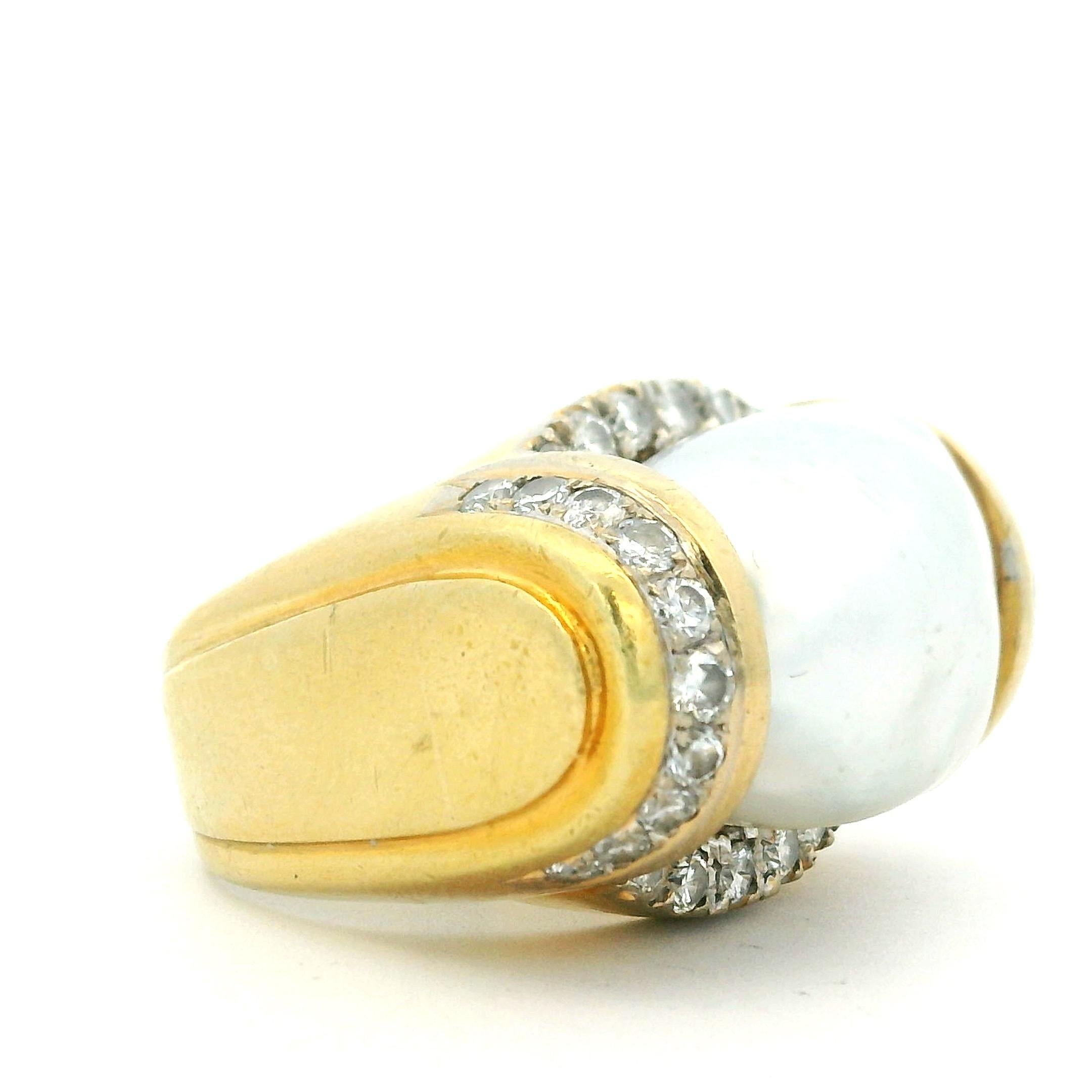 Baroque Bague italienne en or jaune 18K avec perles baroques des mers du Sud et diamants, années 1970-1980 en vente