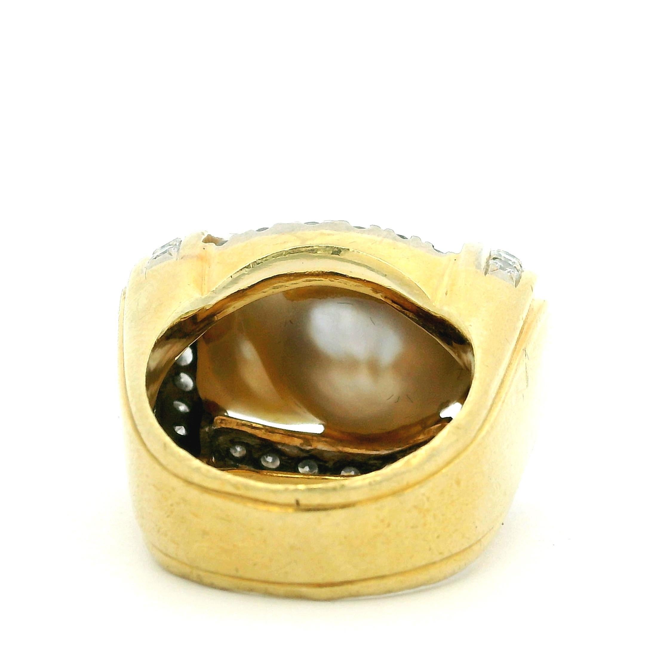 Bague italienne en or jaune 18K avec perles baroques des mers du Sud et diamants, années 1970-1980 Excellent état - En vente à Miami, FL