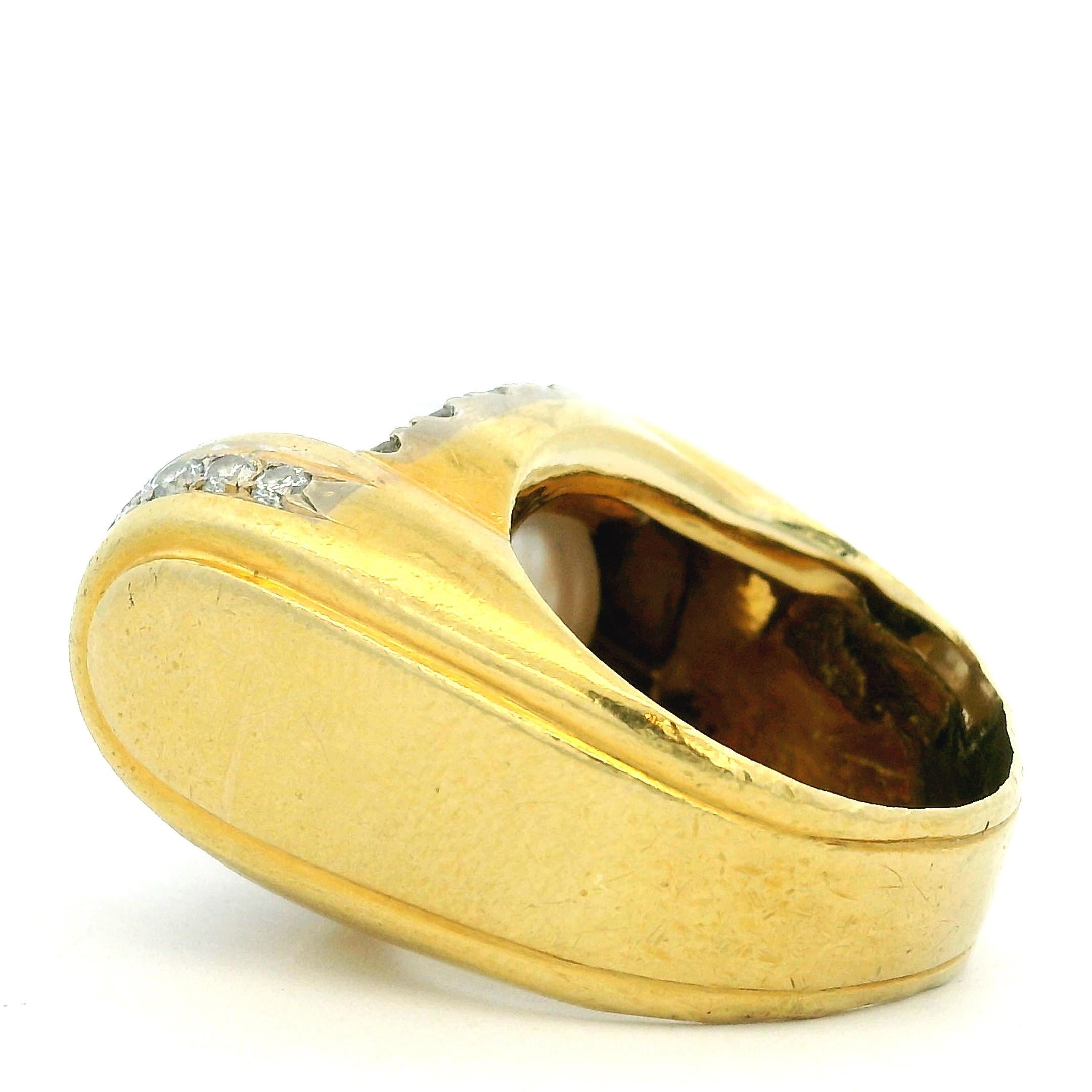 Bague italienne en or jaune 18K avec perles baroques des mers du Sud et diamants, années 1970-1980 Unisexe en vente