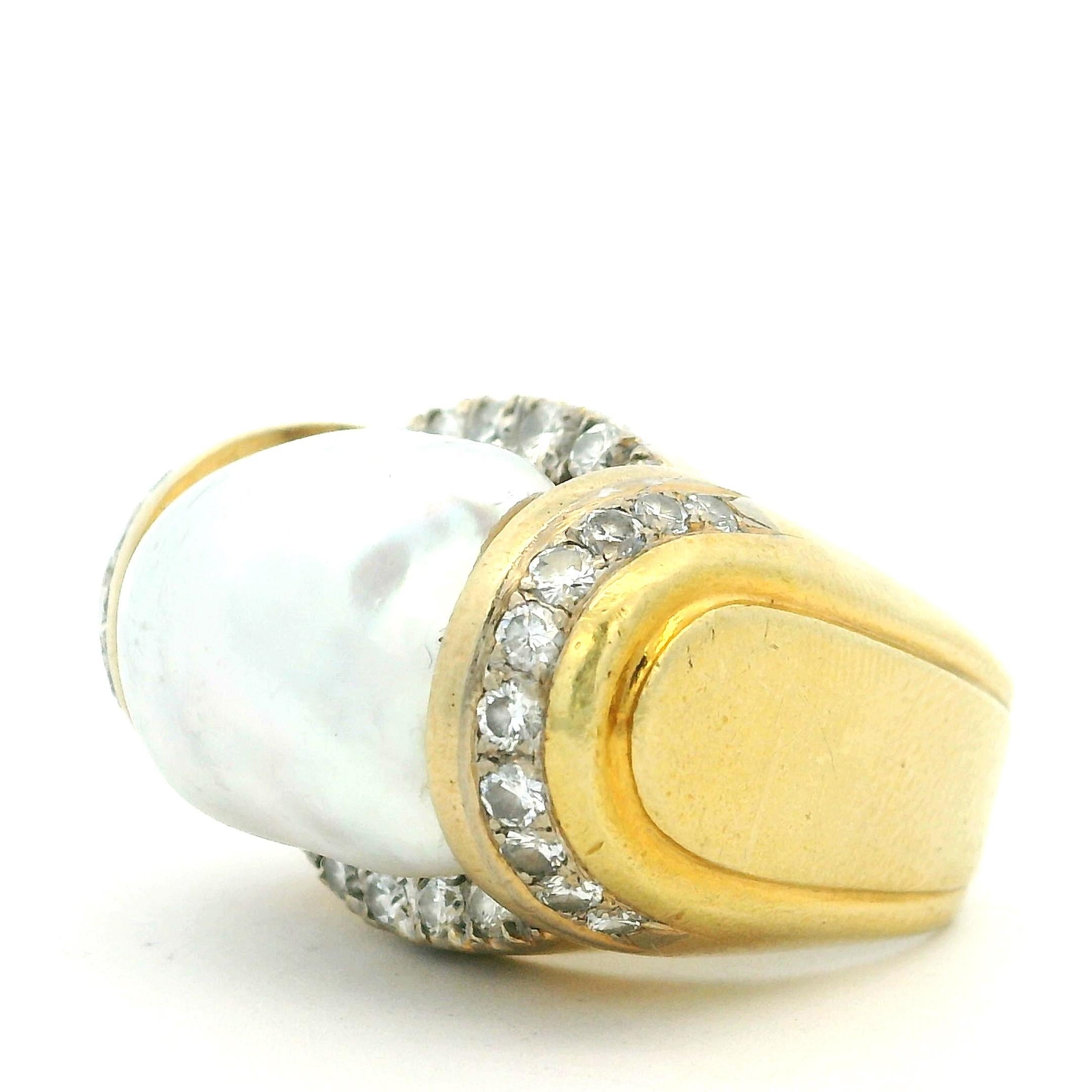 Bague italienne en or jaune 18K avec perles baroques des mers du Sud et diamants, années 1970-1980 en vente 1