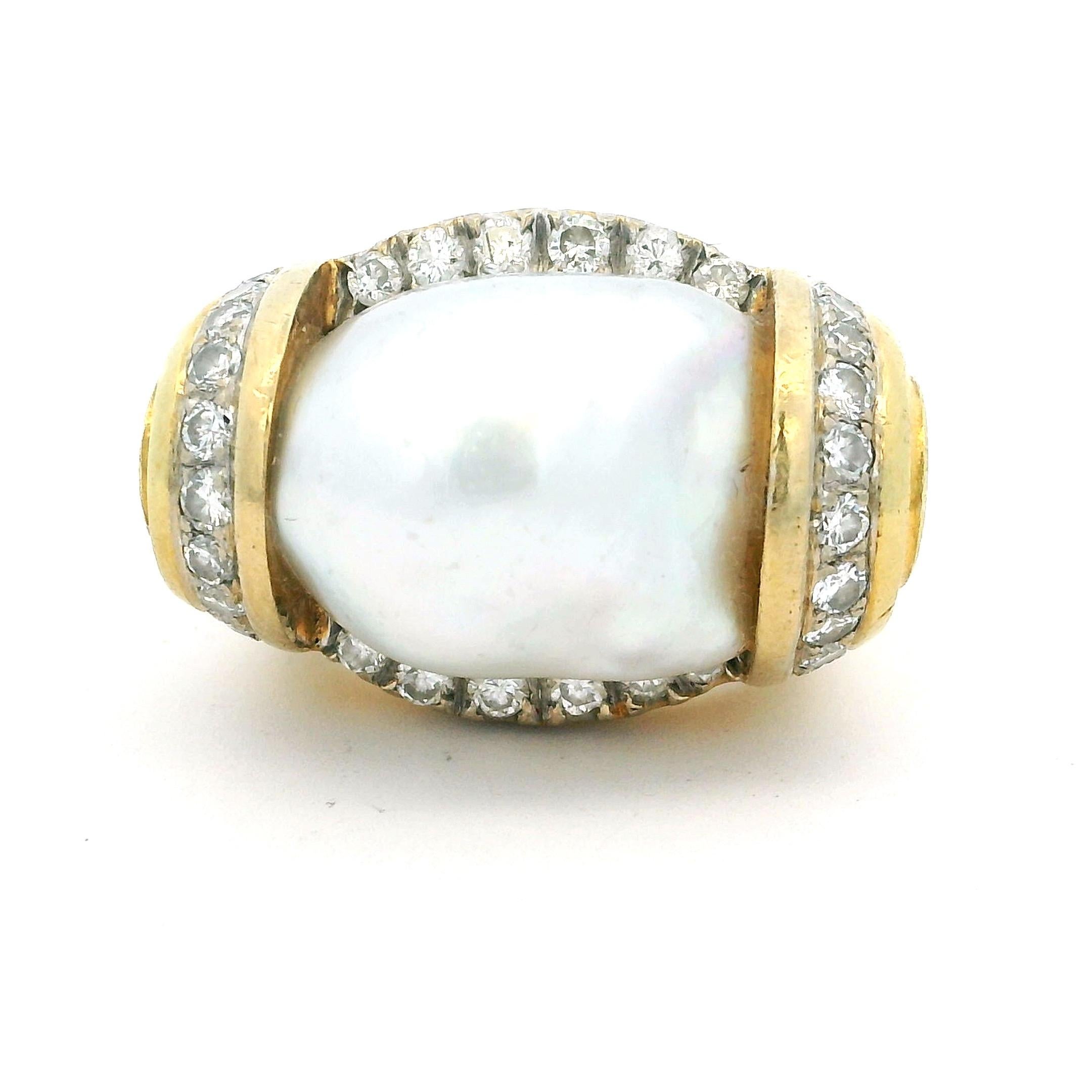 Bague italienne en or jaune 18K avec perles baroques des mers du Sud et diamants, années 1970-1980 en vente 2