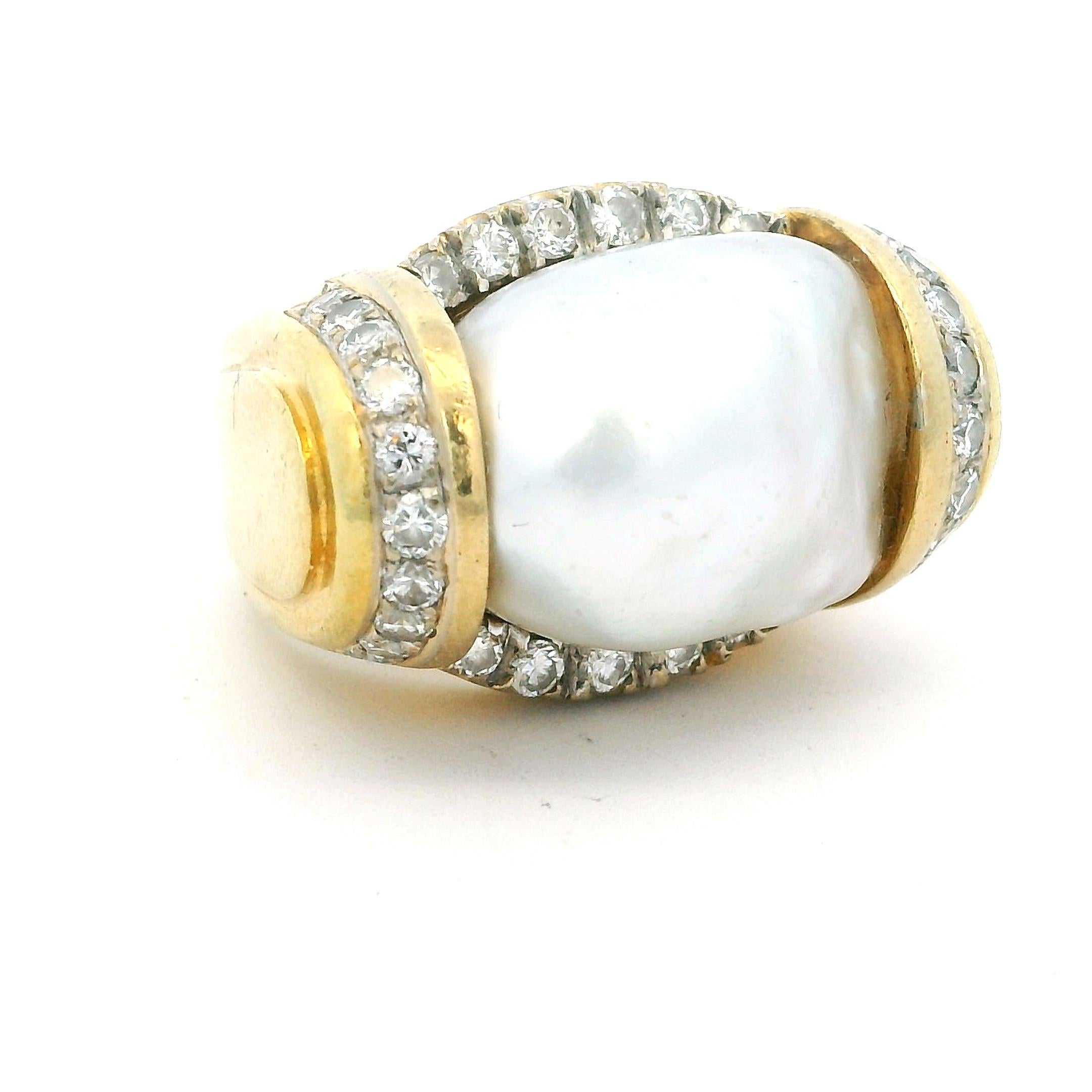 Bague italienne en or jaune 18K avec perles baroques des mers du Sud et diamants, années 1970-1980 en vente 3