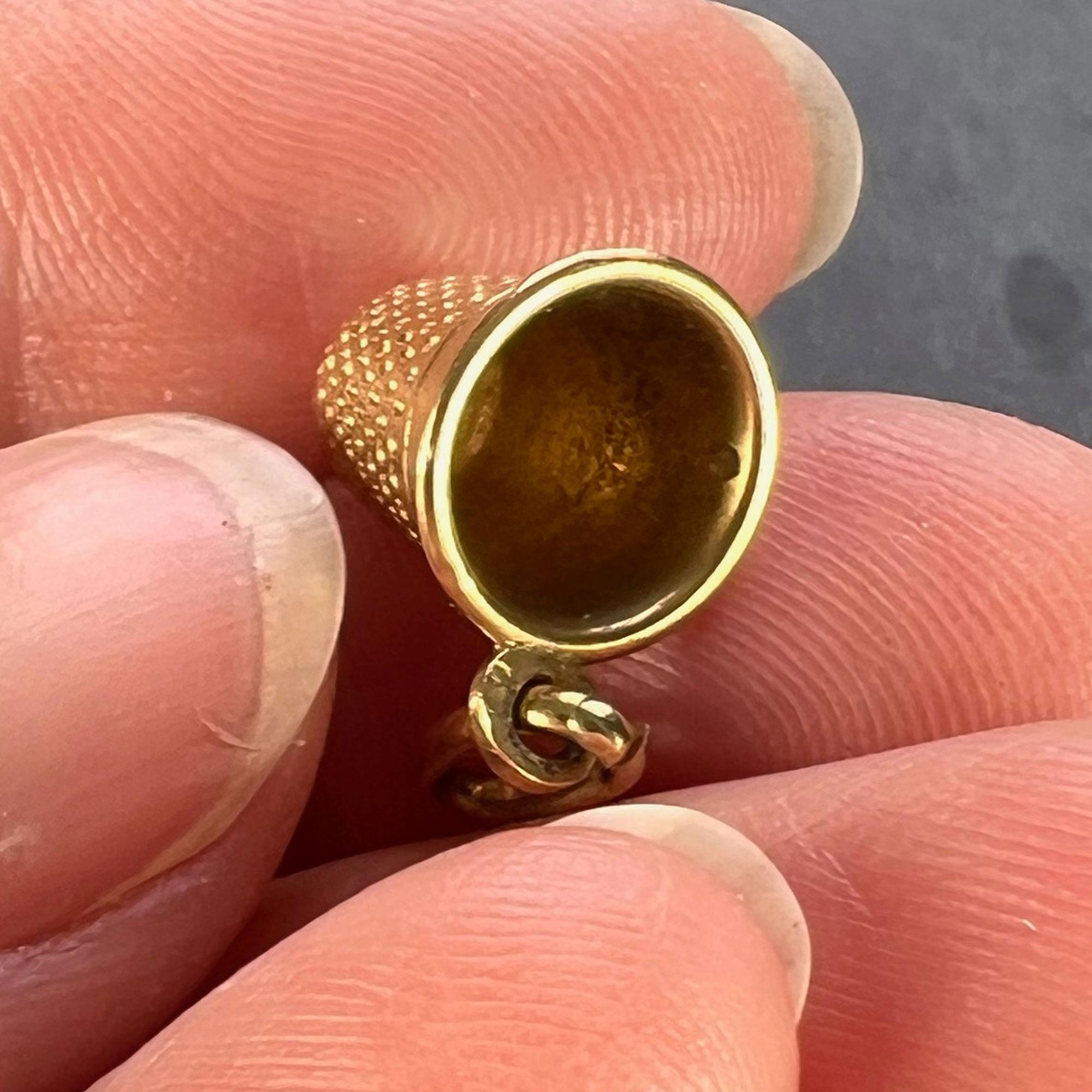 Italian 18K Yellow Gold Thimble Charm Pendant In Good Condition For Sale In London, GB