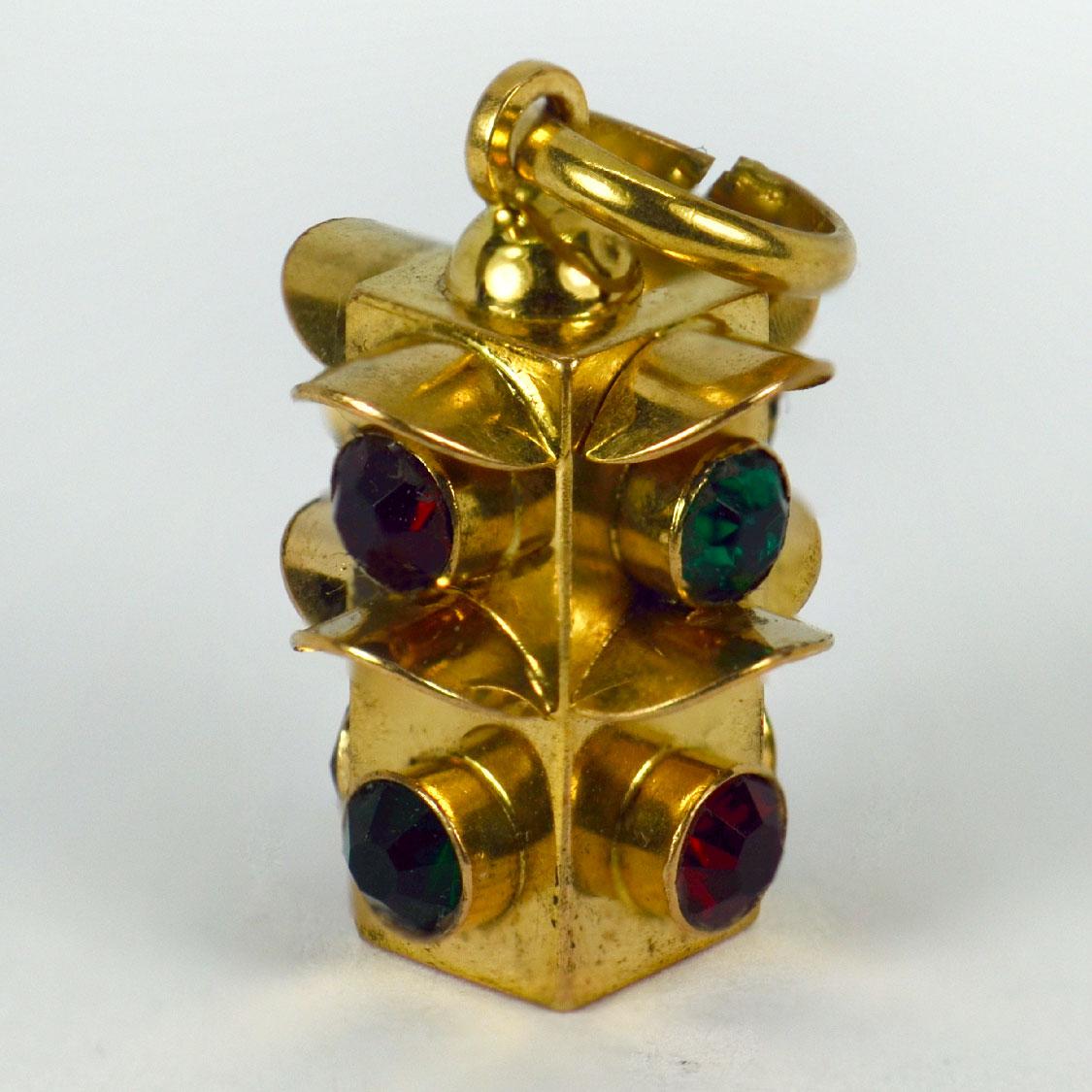 An Italian 18 karat (18K) yellow gold charm pendant designed as a set of traffic lights with red and green paste. Stamped 750 for 18 karat gold, 1AR for Italian manufacture, and signed UNOAR.

Dimensions: 2.5 x 1.8 x 1.8 cm (not including jump
