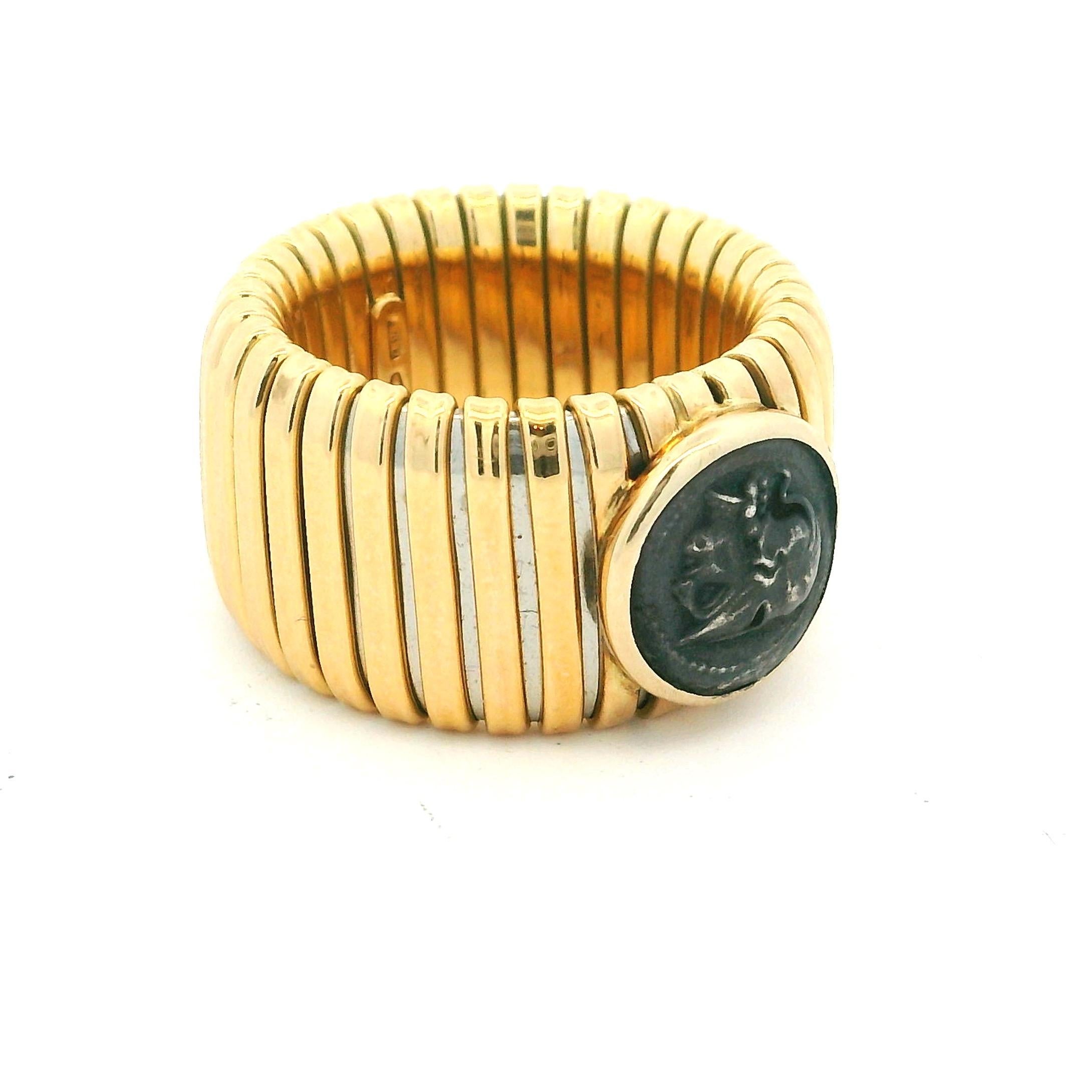 Moderniste Bague italienne en or jaune 18 carats à tubogas avec pièce de monnaie ancienne, années 1970 en vente