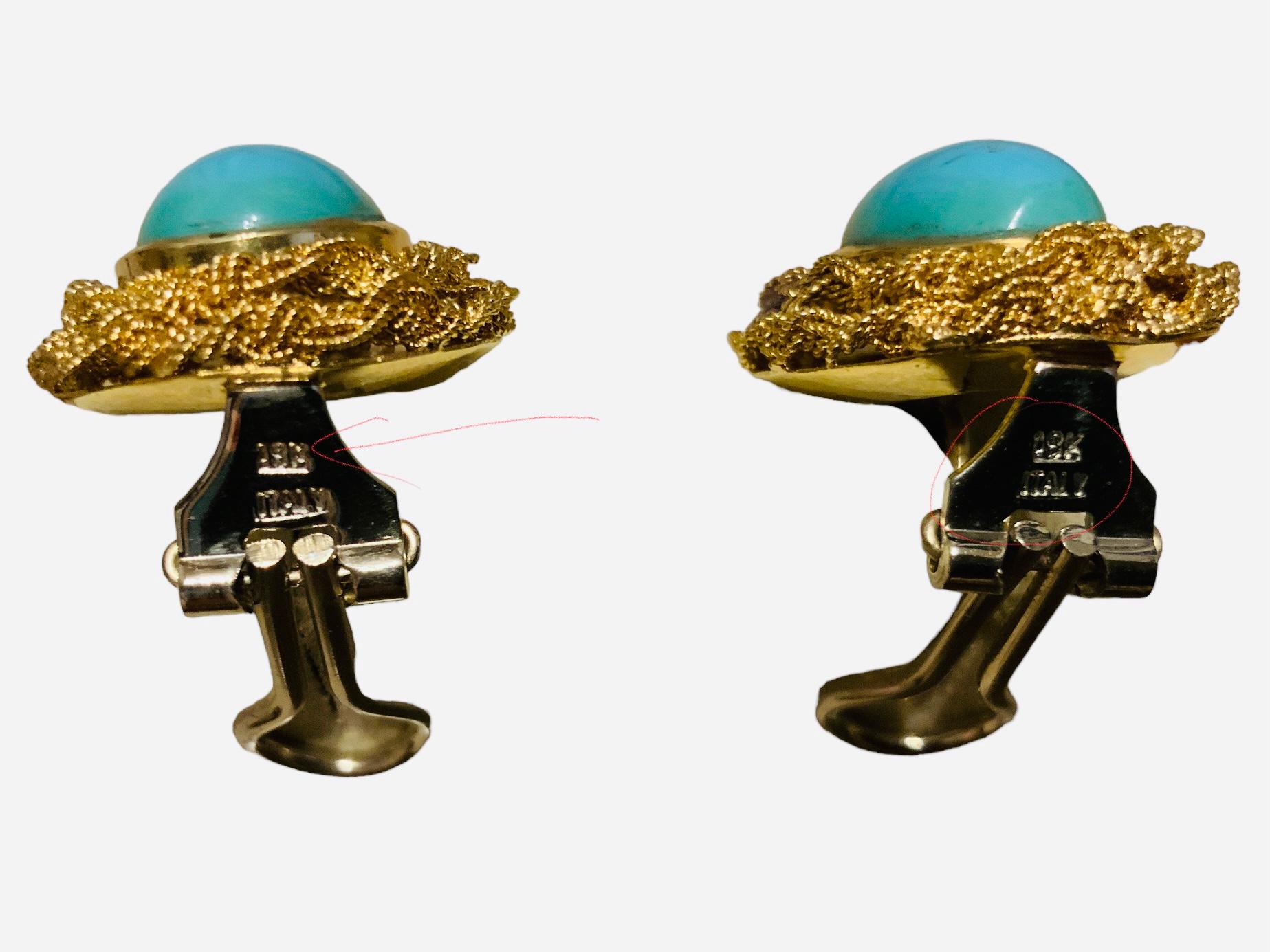 Dies ist eine italienische 18K Gelbgold und Türkis Paar Ohrringe. Es zeigt einen länglichen, länglich geformten Türkis-Cabochon, der in eine goldene Lünette gefasst und von einem goldenen Kranz aus doppelt geflochtenen Seilen umgeben ist. Die