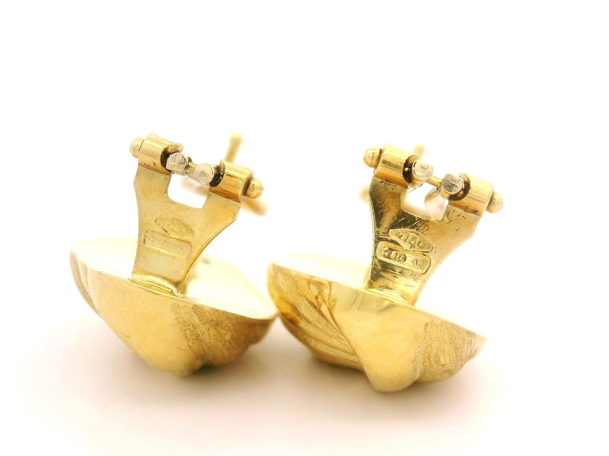 Material: Solid 18k Yellow Gold
Weight: 4.85 Grams
Backing: Posts w/ Omega Closures (Pierced ears are required.)
Width: 13.9mm (0.55