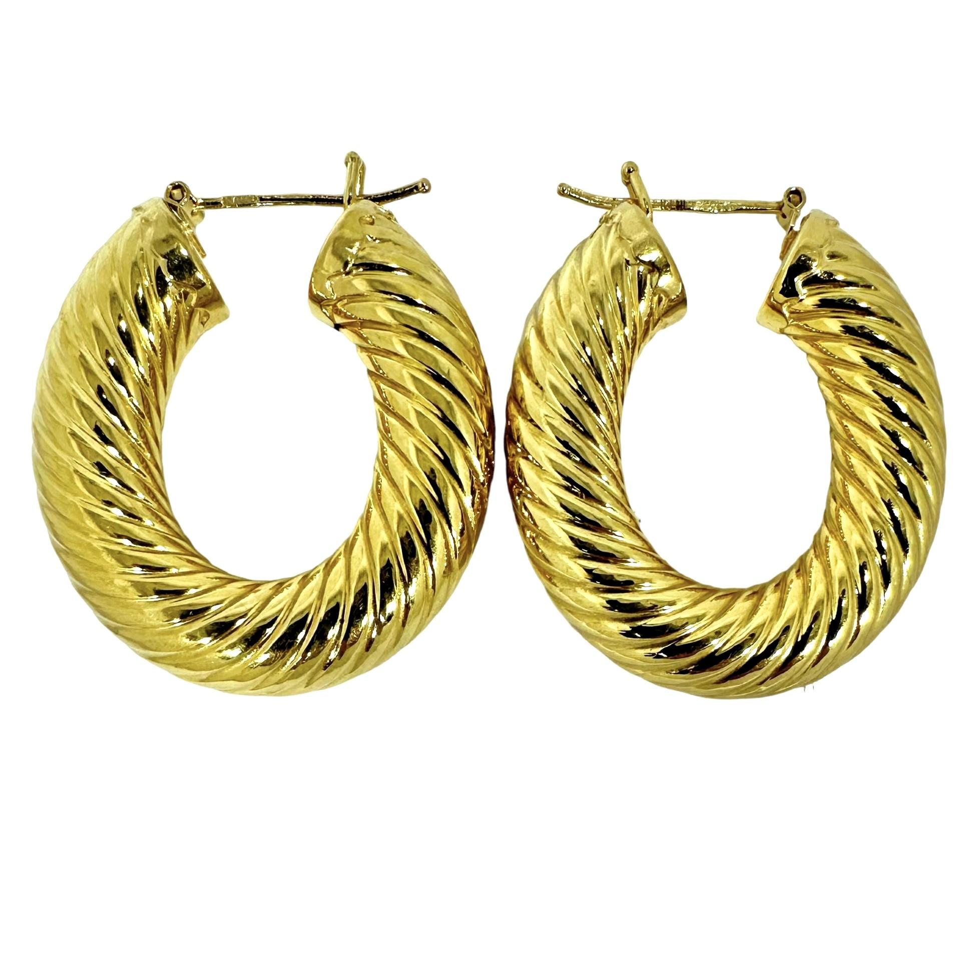 Boucles d'oreilles italiennes en or jaune 18K avec anneaux torsadés d'une longueur de 1,25 pouces et d'une épaisseur de 1/4 de pouce Bon état - En vente à Palm Beach, FL