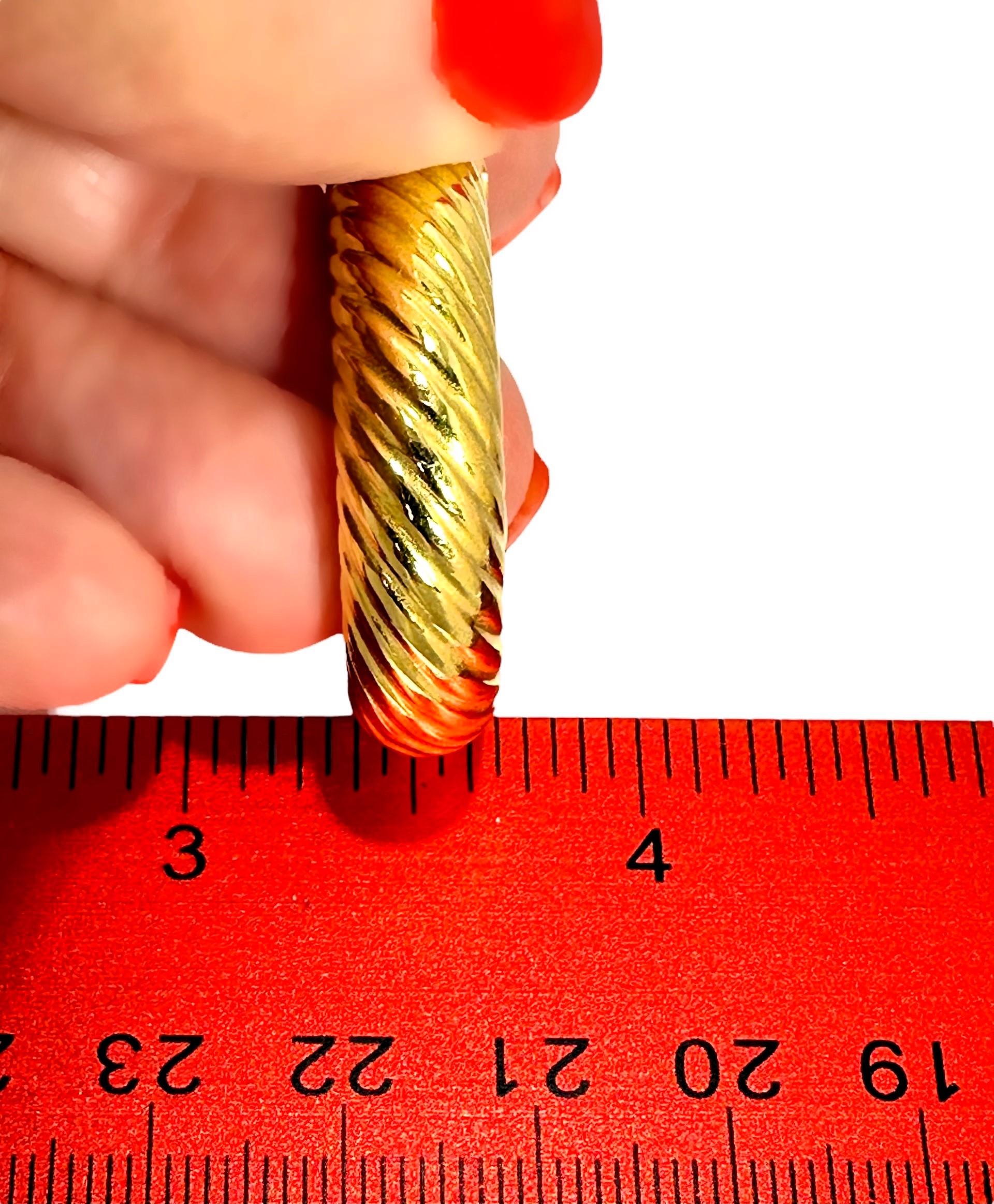 Boucles d'oreilles italiennes en or jaune 18K avec anneaux torsadés d'une longueur de 1,25 pouces et d'une épaisseur de 1/4 de pouce en vente 3