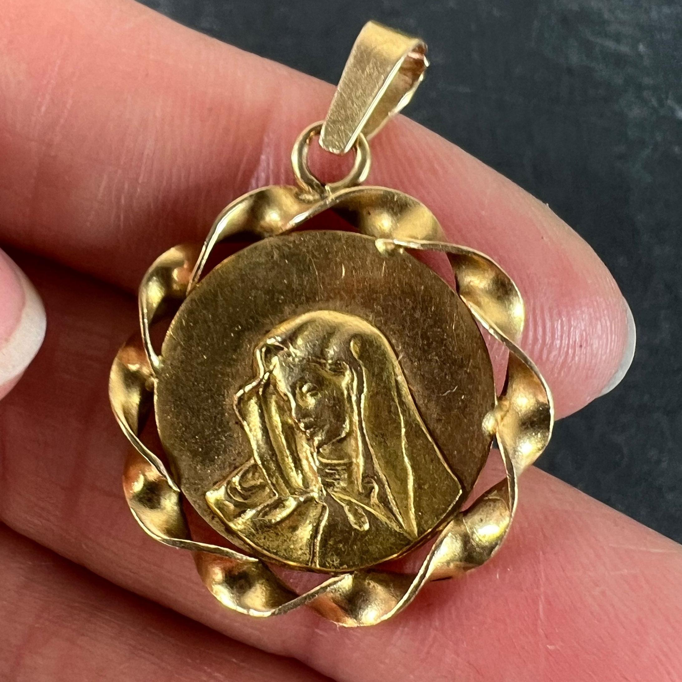 Italian 18K Yellow Gold Virgin Mary Twisted Frame Medal Pendant For Sale 1