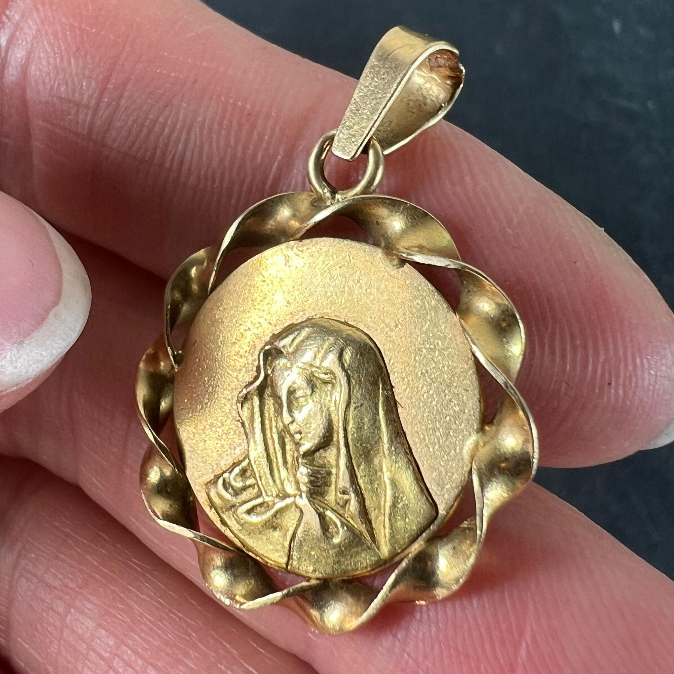Italian 18K Yellow Gold Virgin Mary Twisted Frame Medal Pendant For Sale 2