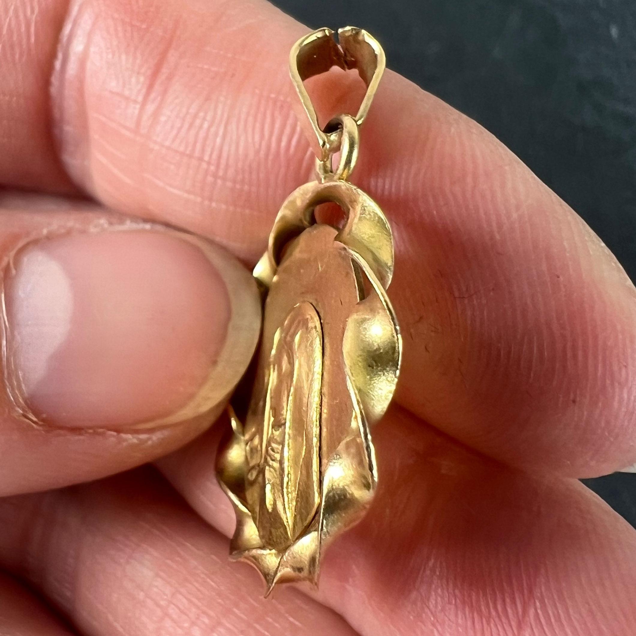 Italian 18K Yellow Gold Virgin Mary Twisted Frame Medal Pendant For Sale 3