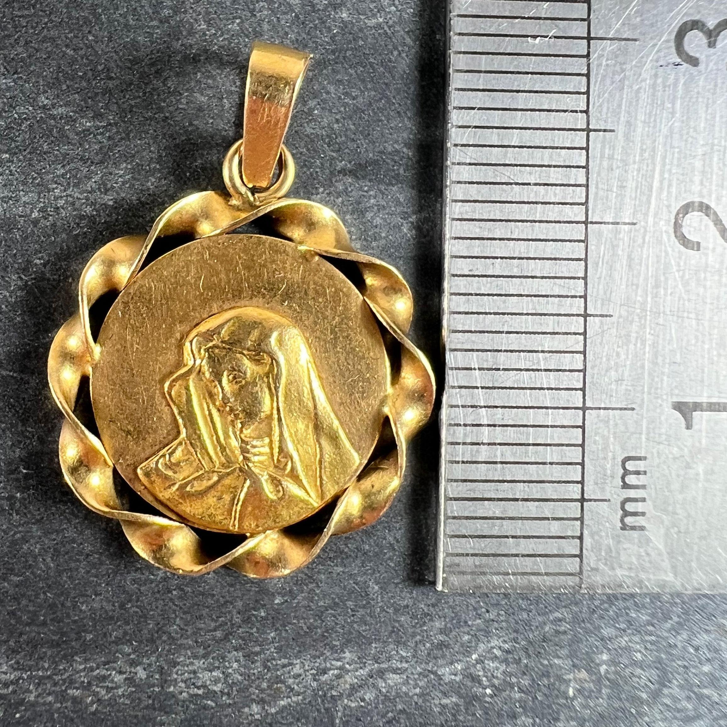 Italian 18K Yellow Gold Virgin Mary Twisted Frame Medal Pendant For Sale 5
