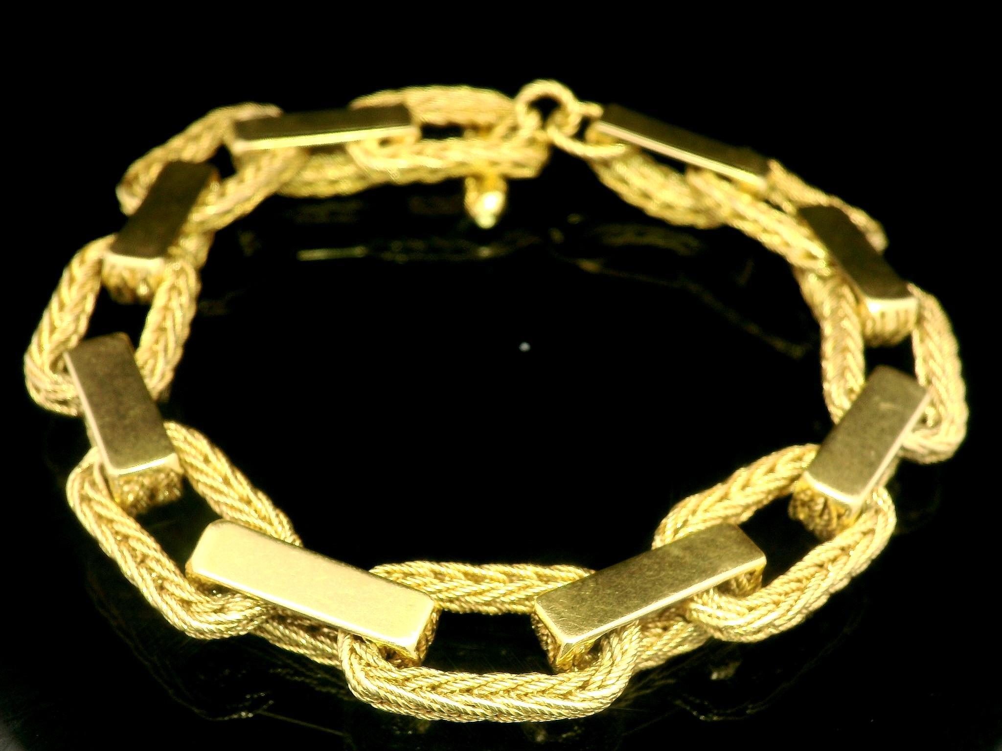Bracelet italien en or jaune 18k à maillons rectangulaires tressés avec fermoir à bascule en vente 1