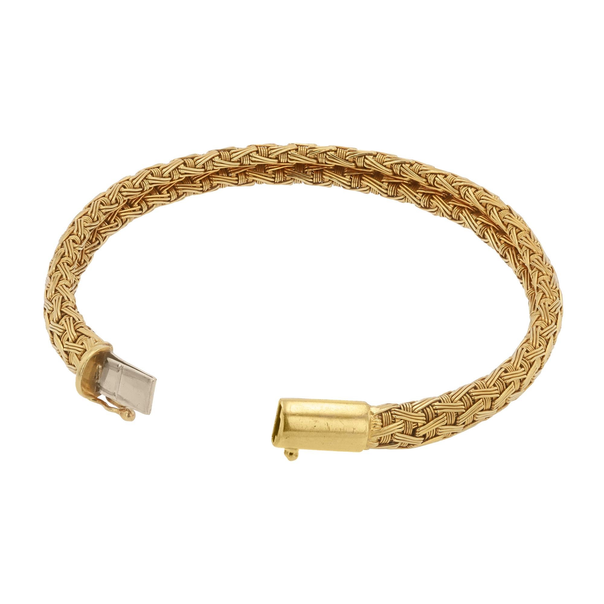 Italian 18k Yellow Gold Woven Mesh Bombé Bangle Bracelet In Good Condition In Santa Barbara, CA