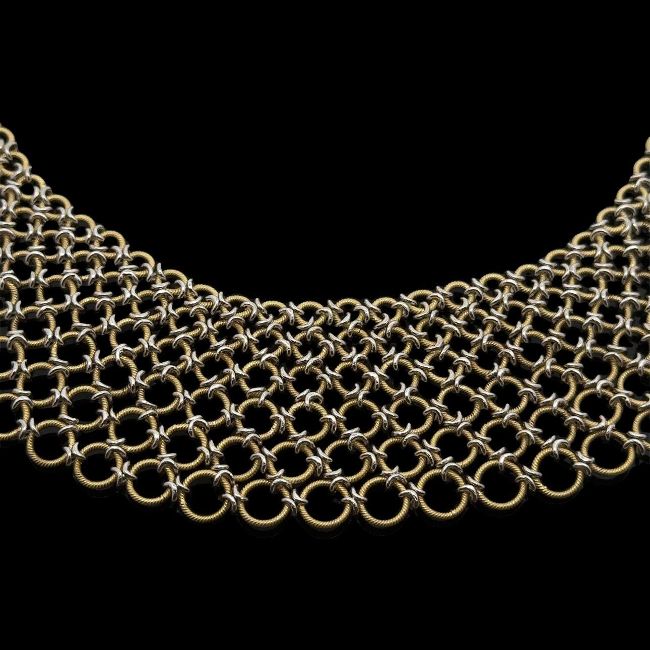 MATERIAL : Or jaune et blanc 18k massif
Poids : 156,42 grammes
Type de chaîne : 6 rangs de mailles texturées
Longueur de la chaîne : 16 pouces
Largeur de la chaîne : 33,7 mm (1,3