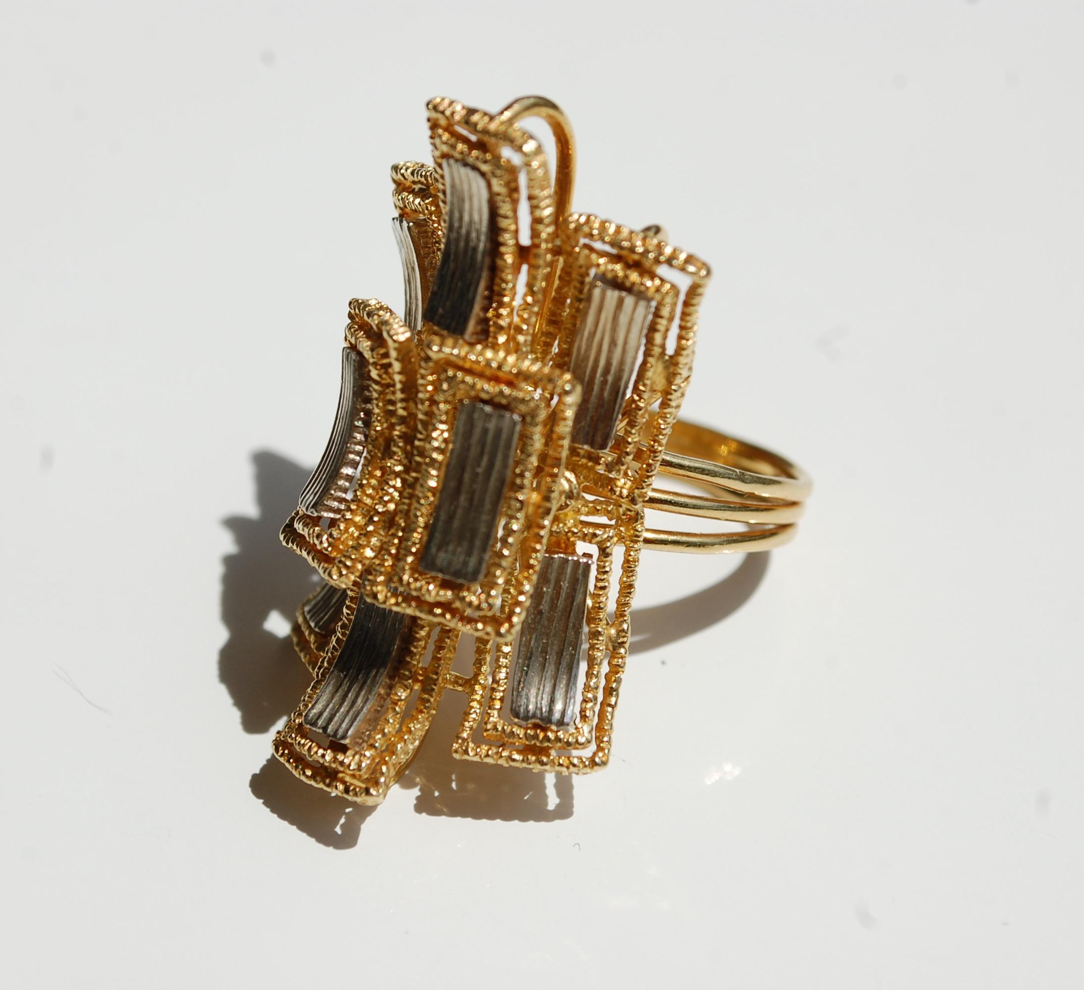 Italian 18KG Pagoda Ring Annaratone & Magyary Design  
Vintage Modern stunning two tone 18k gold Pagoda design ring, stamp AL (Annaratone & Magyary Design) 419, 18K 750 Italy. Beautiful large statement ring measuring 1.34 inch long and about 17.2