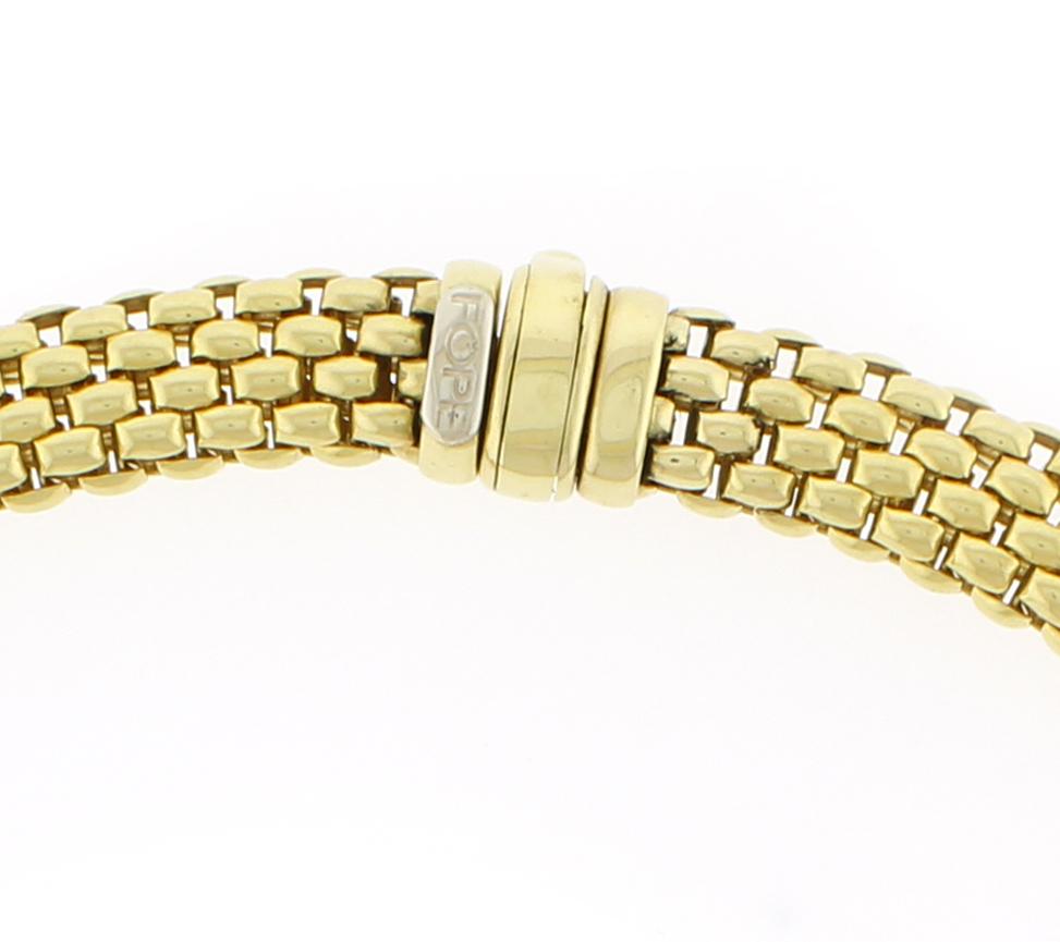 Fope est une marque italienne de bijoux de luxe réputée pour ses designs innovants et son savoir-faire artisanal. Fondée en 1929 à Vicenza, en Italie, par Umberto Cazzola.
L'une des techniques emblématiques de Fope est l'utilisation de chaînes en or