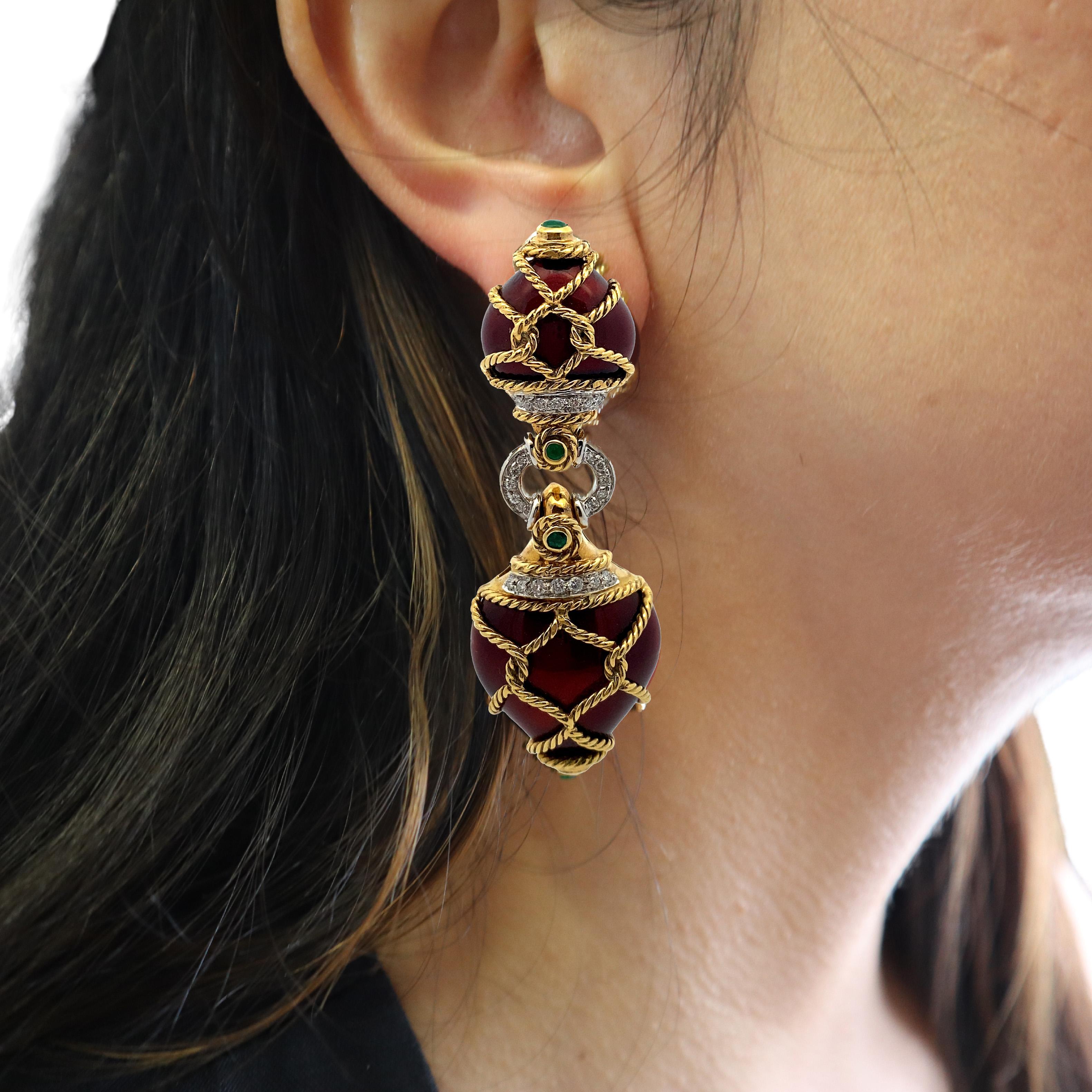 Ti presentiamo uno straordinario paio di orecchini italiani, meticolosamente realizzati in oro giallo e bianco 18kt di prima qualità. Questi squisiti orecchini presentano eleganti applicazioni di sontuoso smalto bordeaux, che aggiungono un tocco di