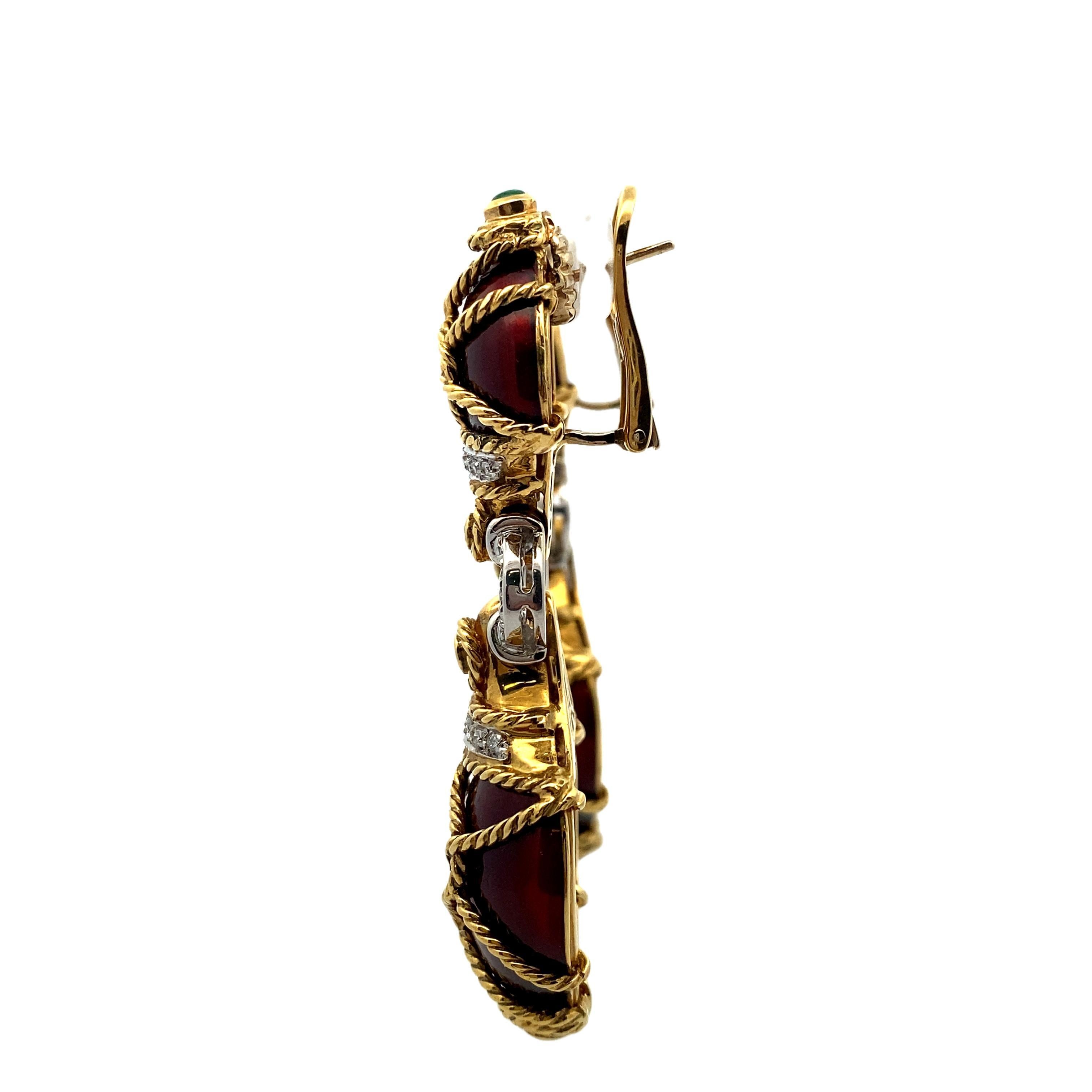 Modernista Orecchini a clip in oro 18kt con smalto, smeraldi e diamanti in vendita