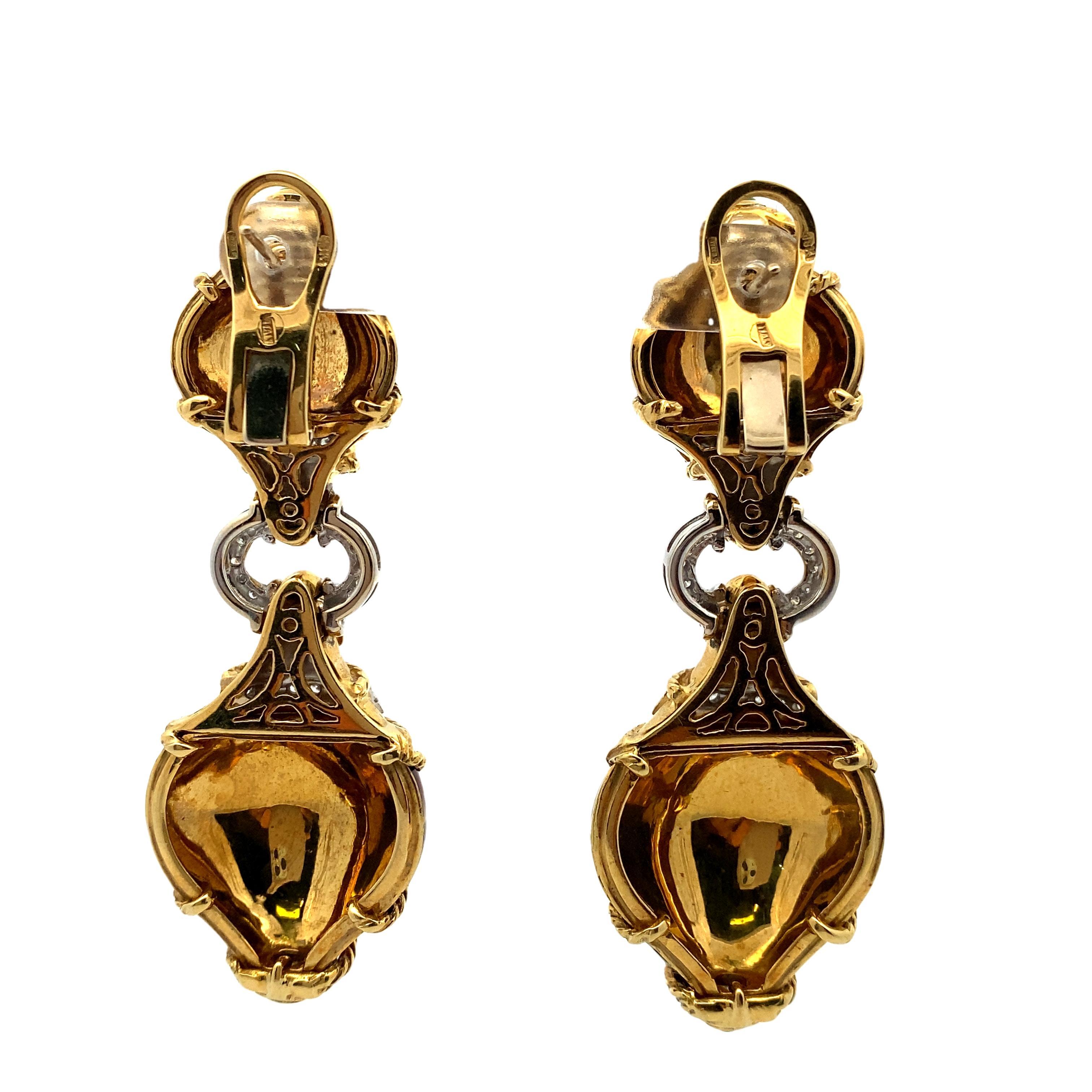 Cabochon Orecchini a clip in oro 18kt con smalto, smeraldi e diamanti in vendita