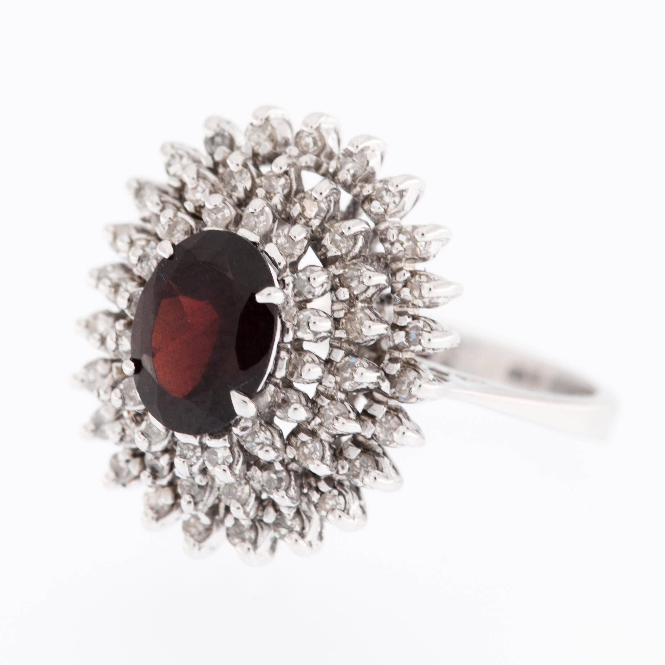 Italian 18 karat White Gold Cocktail Ring with Diamonds and Garnet In Excellent Condition For Sale In Esch-Sur-Alzette, LU