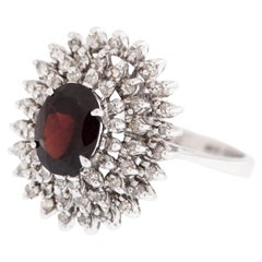 Anillo de cóctel italiano de oro blanco de 18 quilates con diamantes y granate