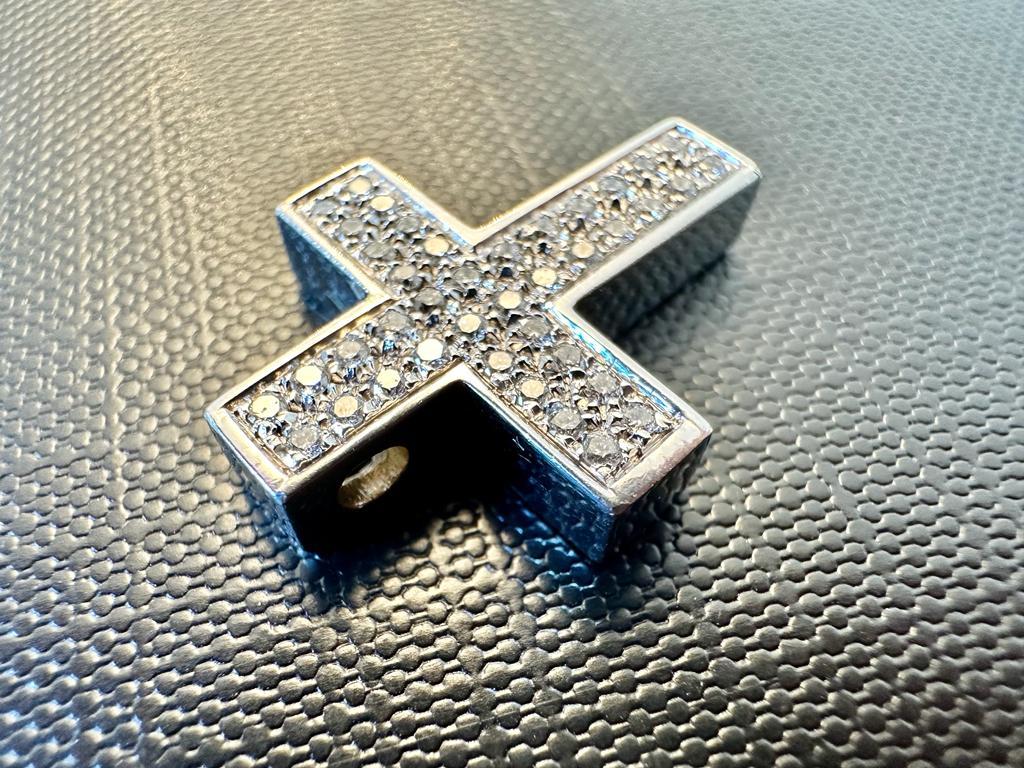 Italienisches Kreuz aus 18 Karat Weißgold mit Diamanten im Zustand „Gut“ im Angebot in Esch-Sur-Alzette, LU