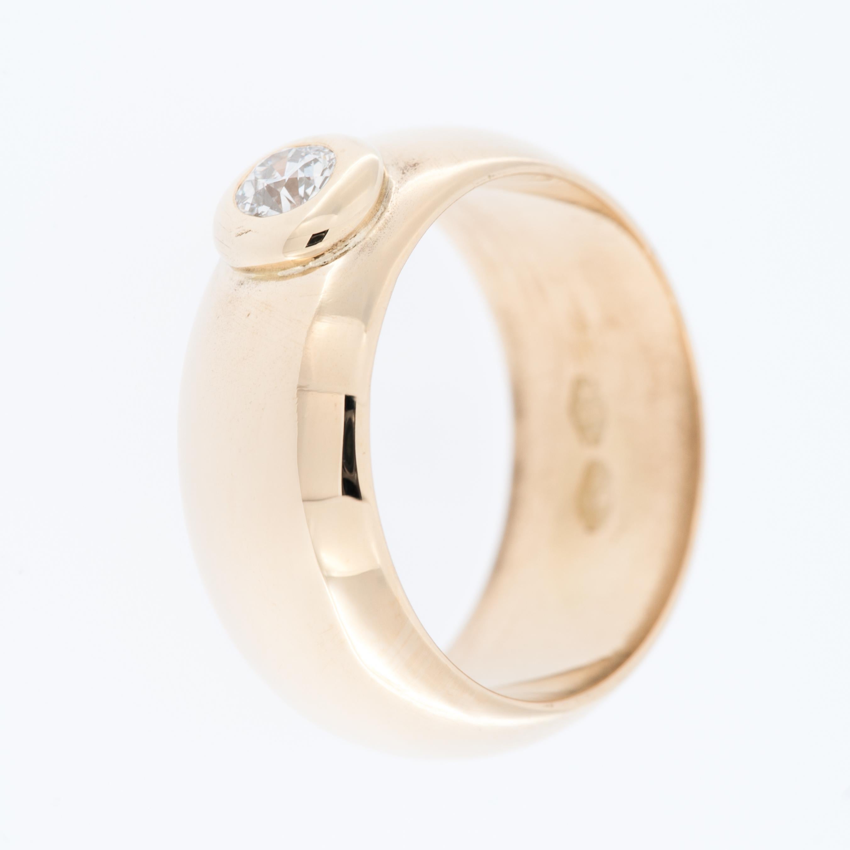 Modern Italian 18 karat Yellow Gold Band Ring with Diamond For Sale