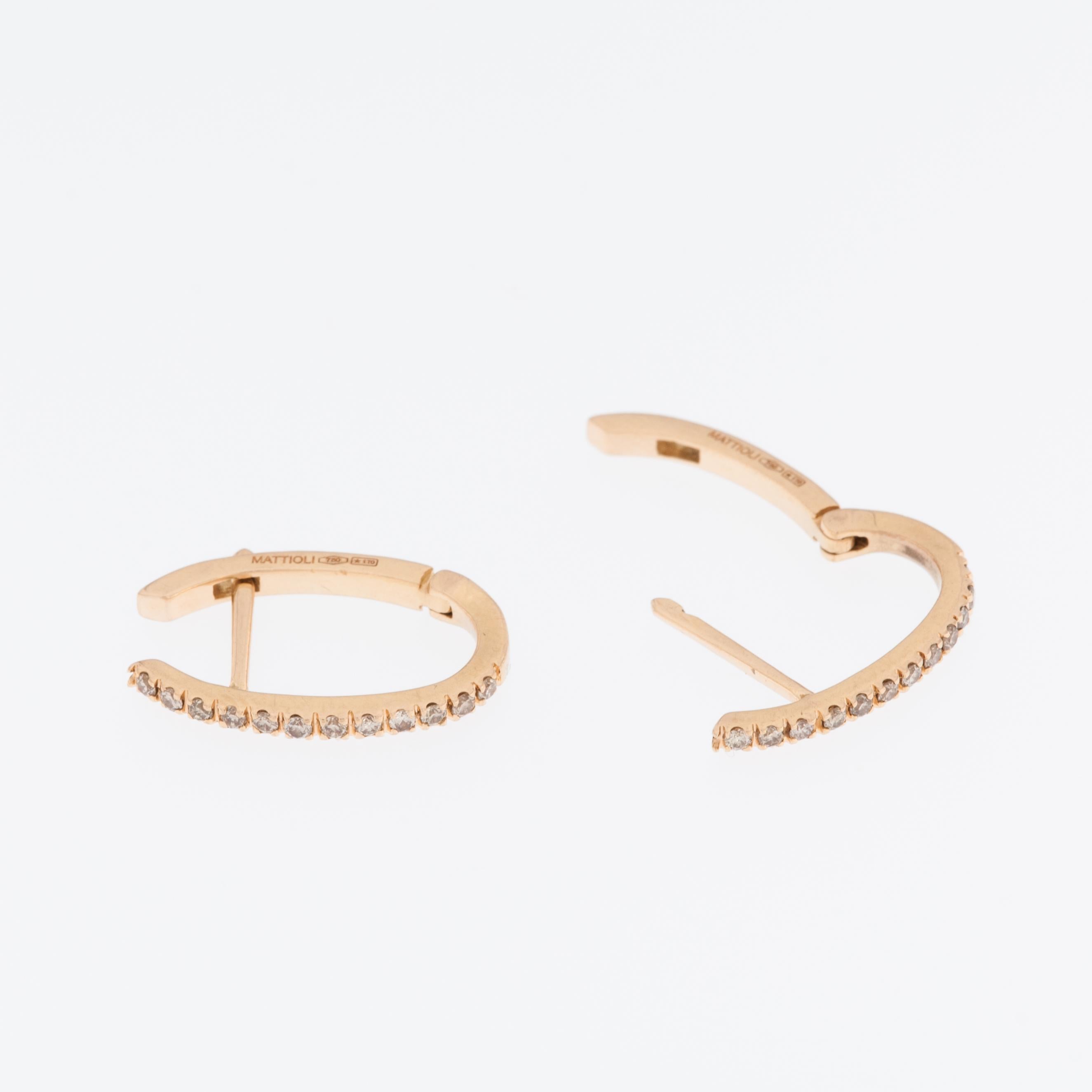 Los pendientes italianos de oro amarillo de 18 quilates con diamantes son una pieza de joyería lujosa y elegante que desprende sofisticación y belleza atemporal. 

Estos pendientes están hechos de oro amarillo de 18 quilates de alta calidad,