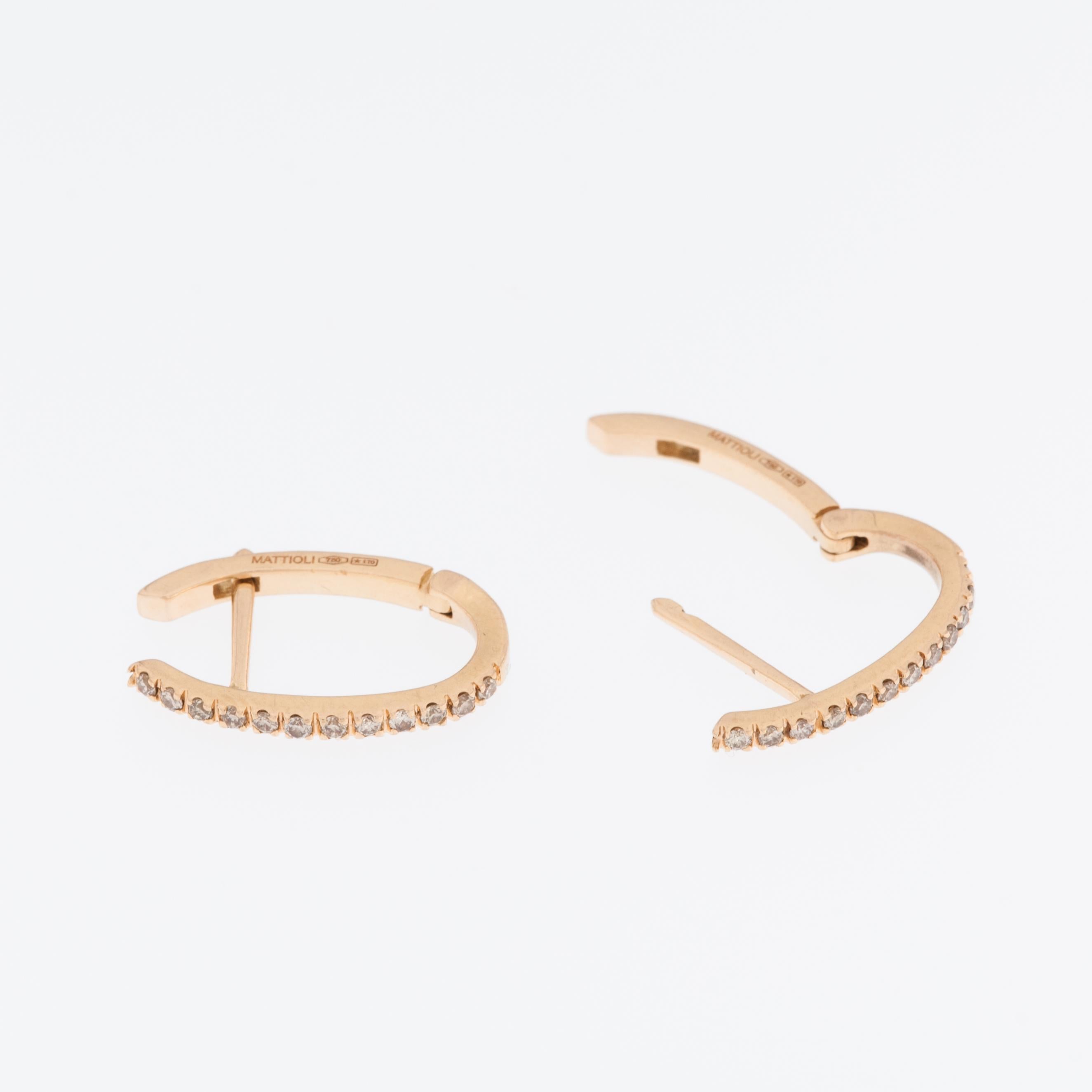 Italian 18kt Yellow Gold Earrings with Diamonds are a luxurious and elegant jewelry piece that exudes sophistication and timeless beauty. 

These earrings are crafted from high-quality 18kt (karat) yellow gold, known for its rich and warm hue,